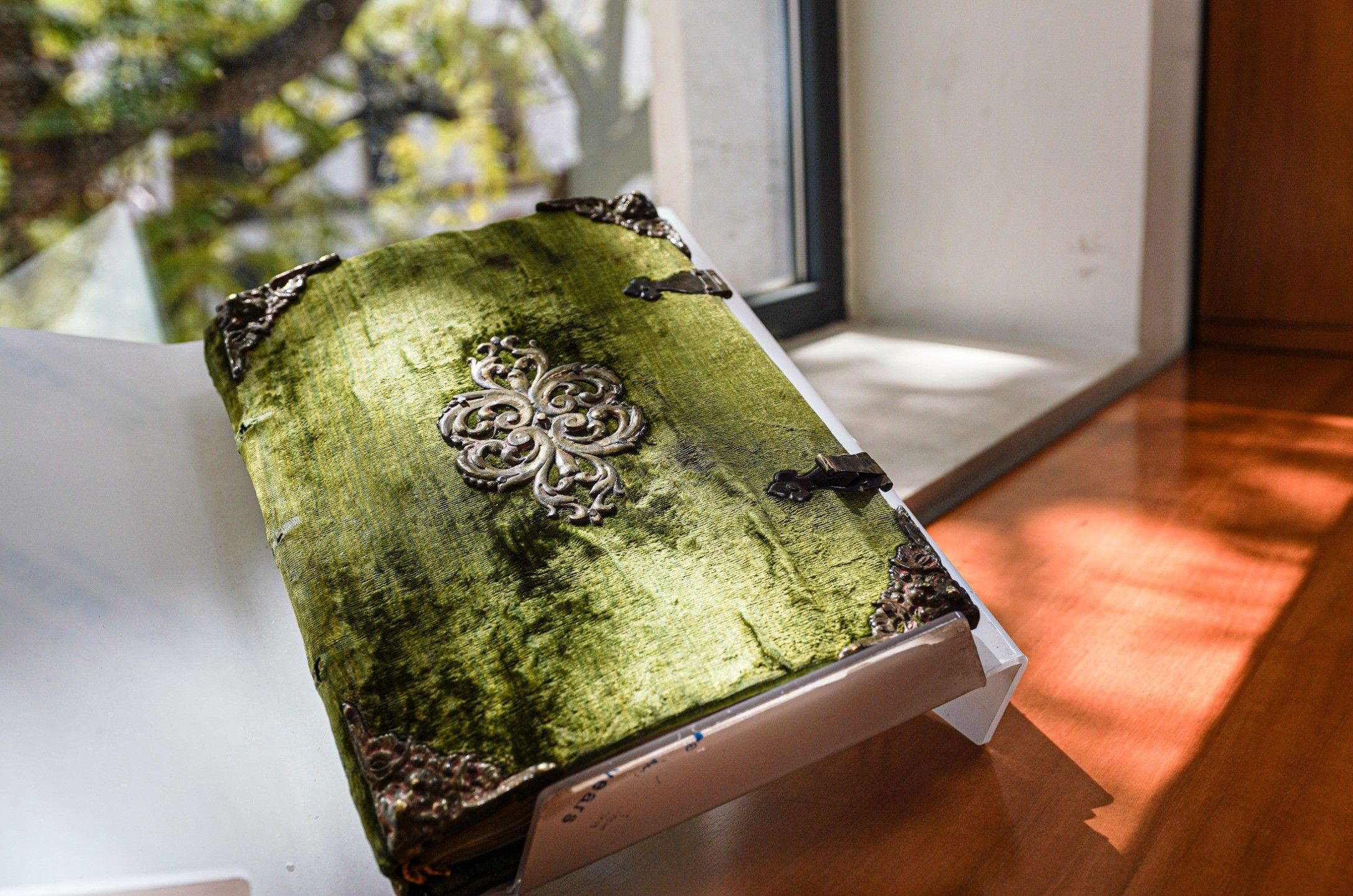 Portada del manuscrito en terciopelo