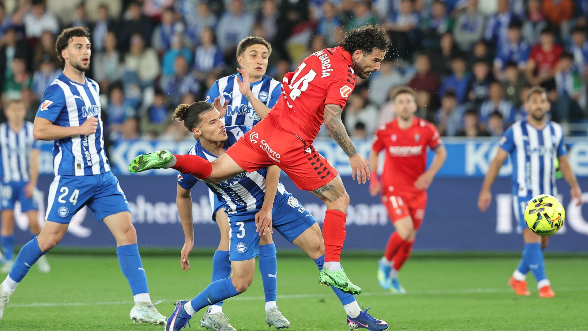 Rubén García remata de cabeza en el Alavés-Osasuna