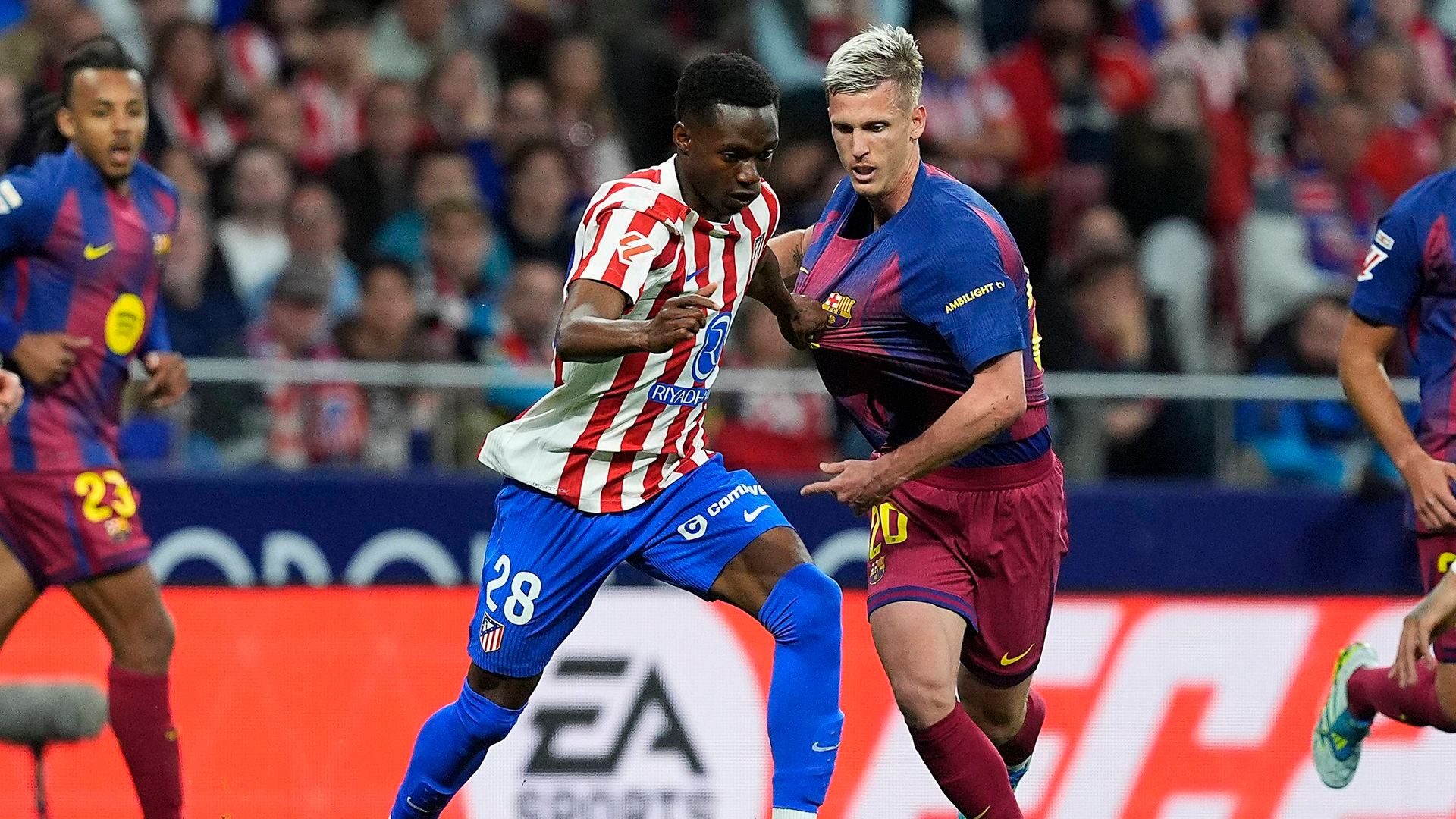 Taifuk Seidu pelea un balón con Dani Olmo en el Atlético-Barça