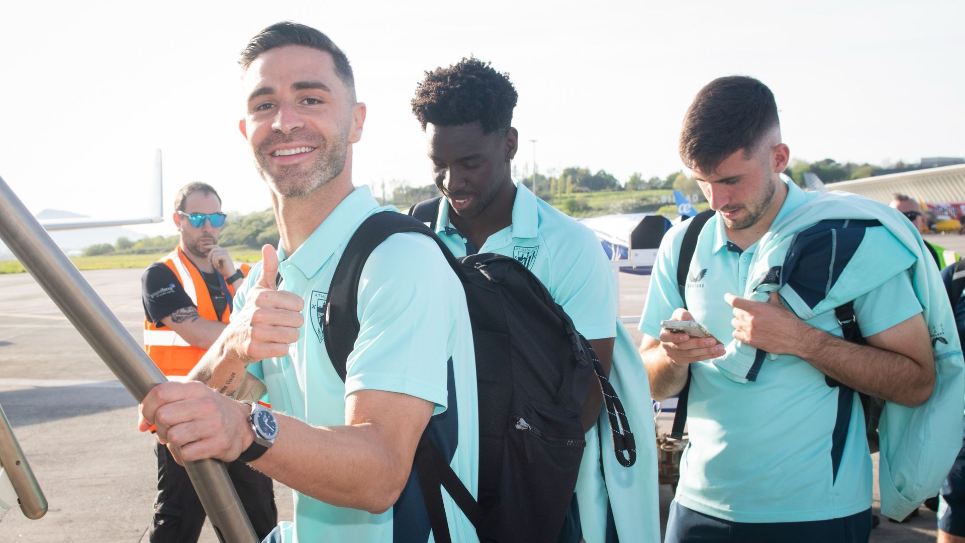 Un feliz Yeray Álvarez sube al avión del equipo para el partido de Getafe