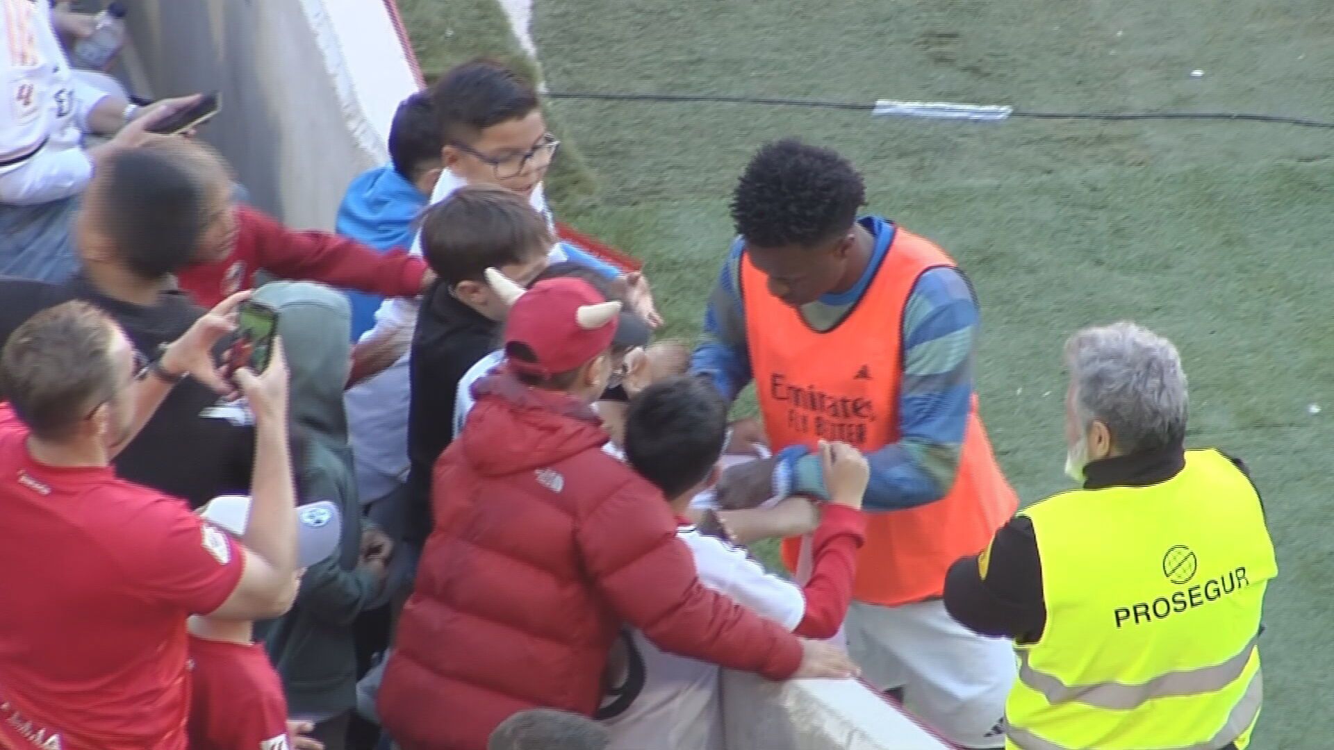 Vinicius Jr. firma autógrafos durante el Mallorca-Real Madrid