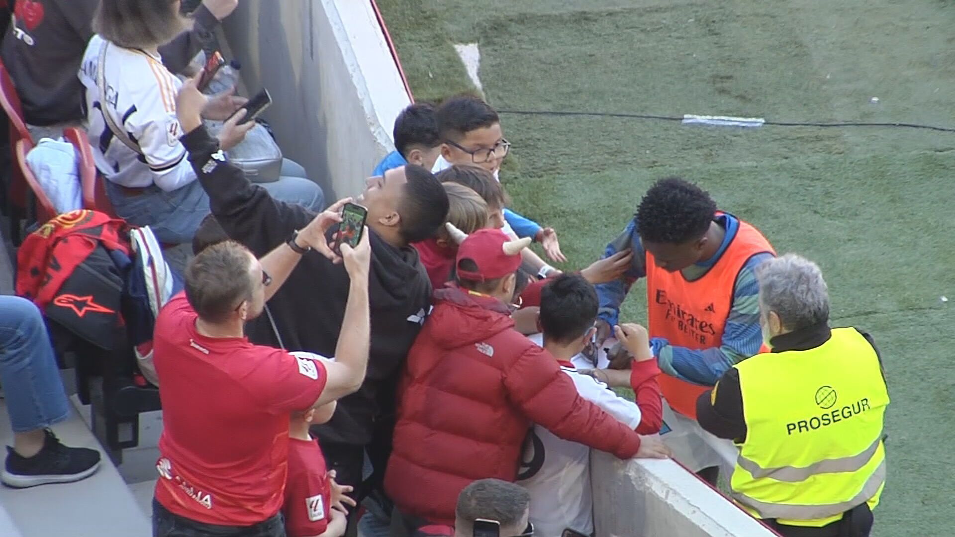 Vinicius Jr., firmando autógrafos en pleno Mallorca-Real Madrid Vinicius Jr., firmando autógrafos en pleno Mallorca-Real Madrid