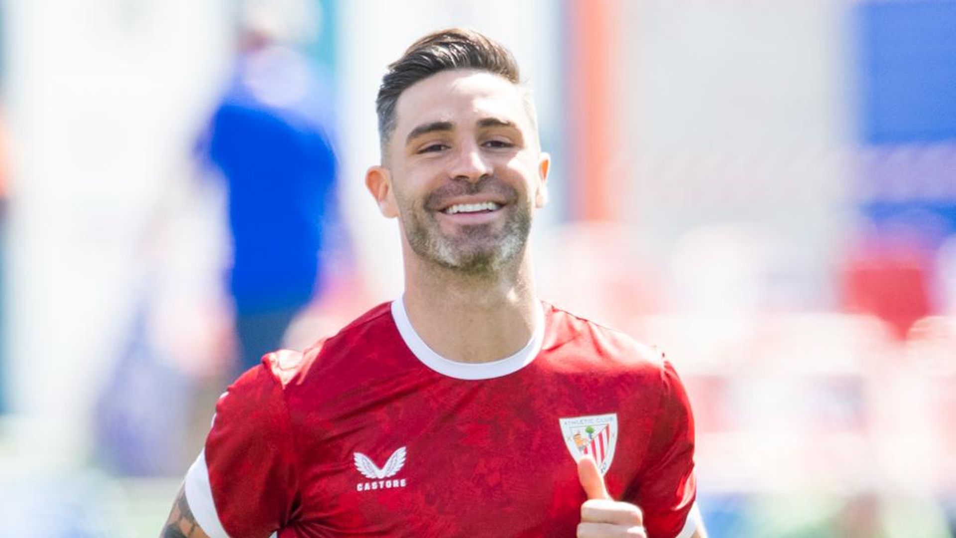 Yeray Álvarez calienta para jugar en el Coliseum