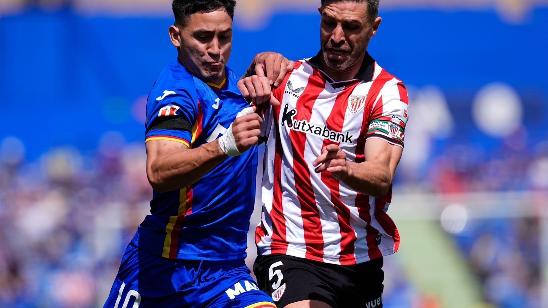 Yeray Álvarez lucha ante el Getafe CF en el Coliseum