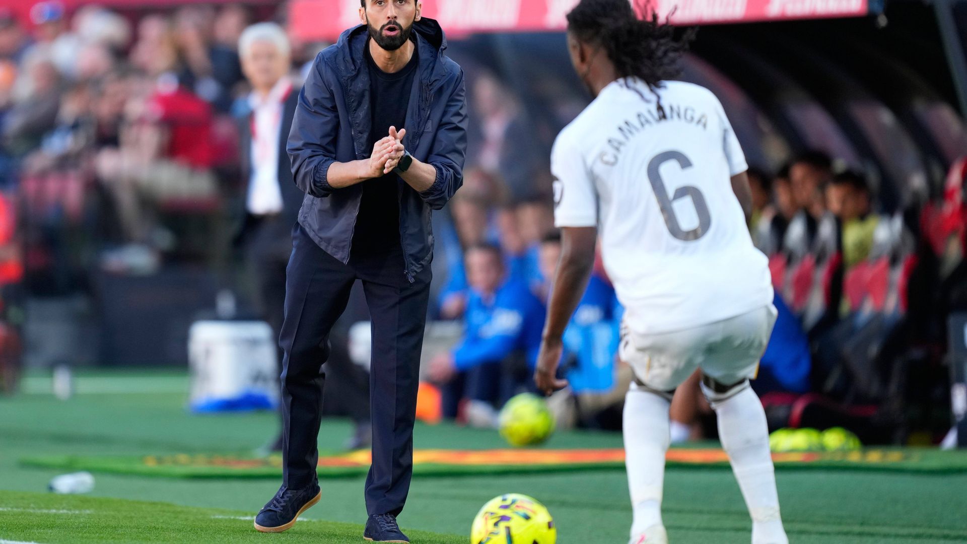 Arbeloa da órdenes a Camavinga