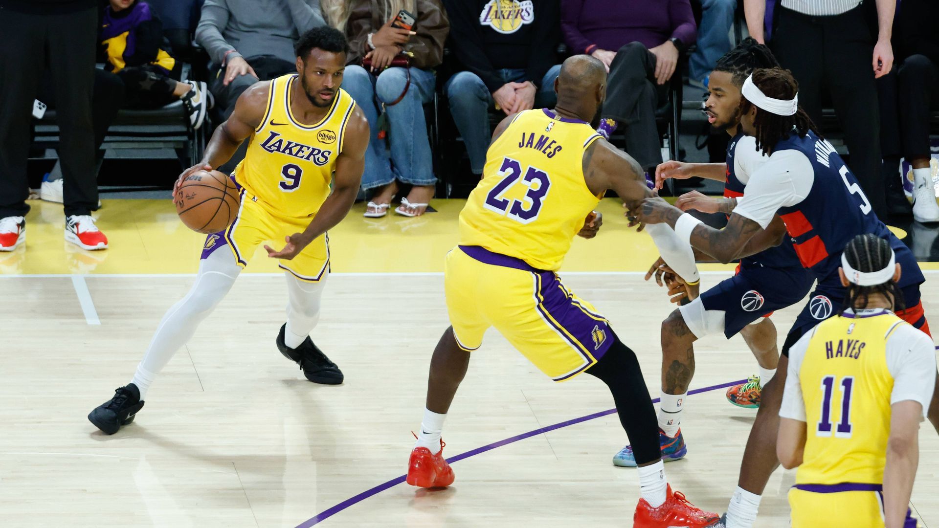 Bronny James y LeBron James durante un partido de Los Ángeles Lakers esta temporada
