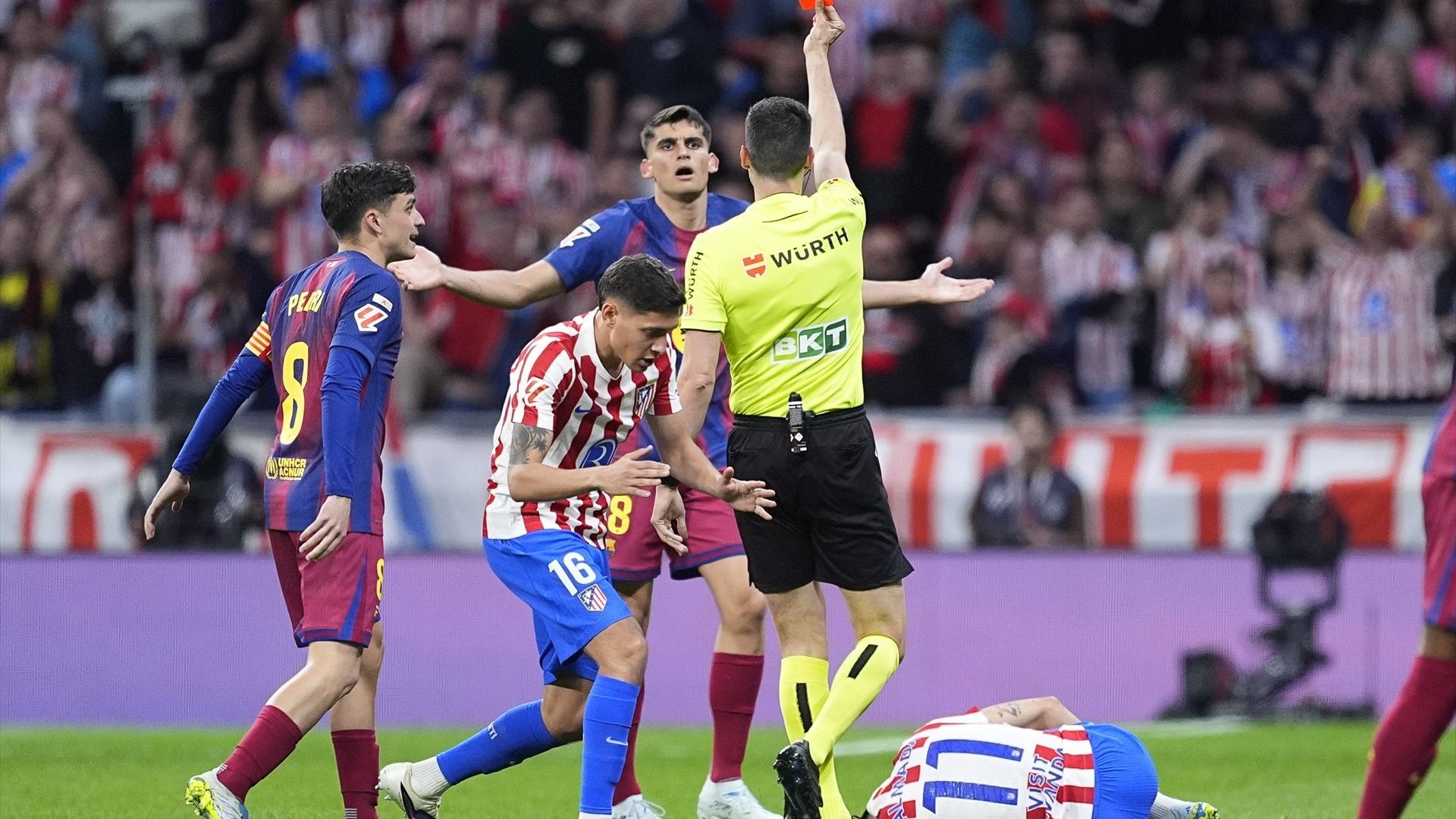 Busquets Ferrer muestra la cartulina roja a Gerard Martín Busquets Ferrer muestra la cartulina roja a Gerard Martín