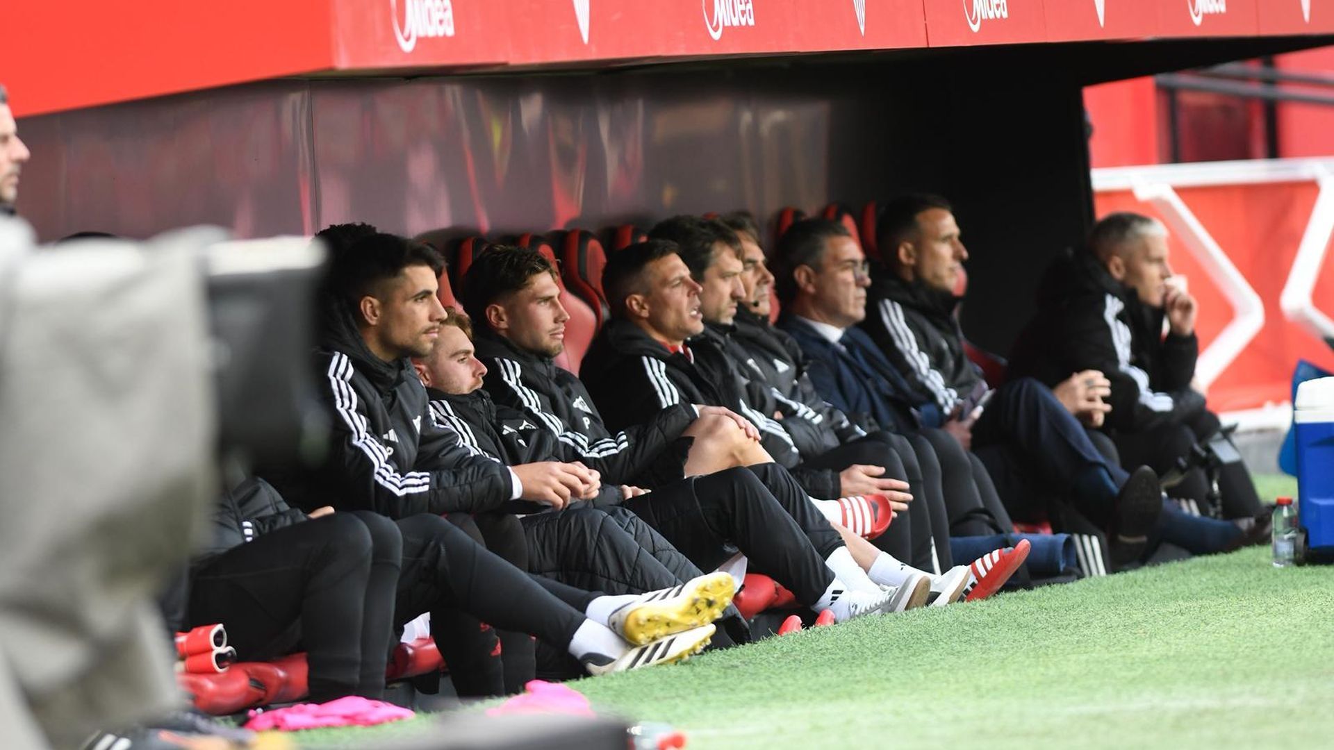 El banquillo sevillista, durante el Sevilla - Girona