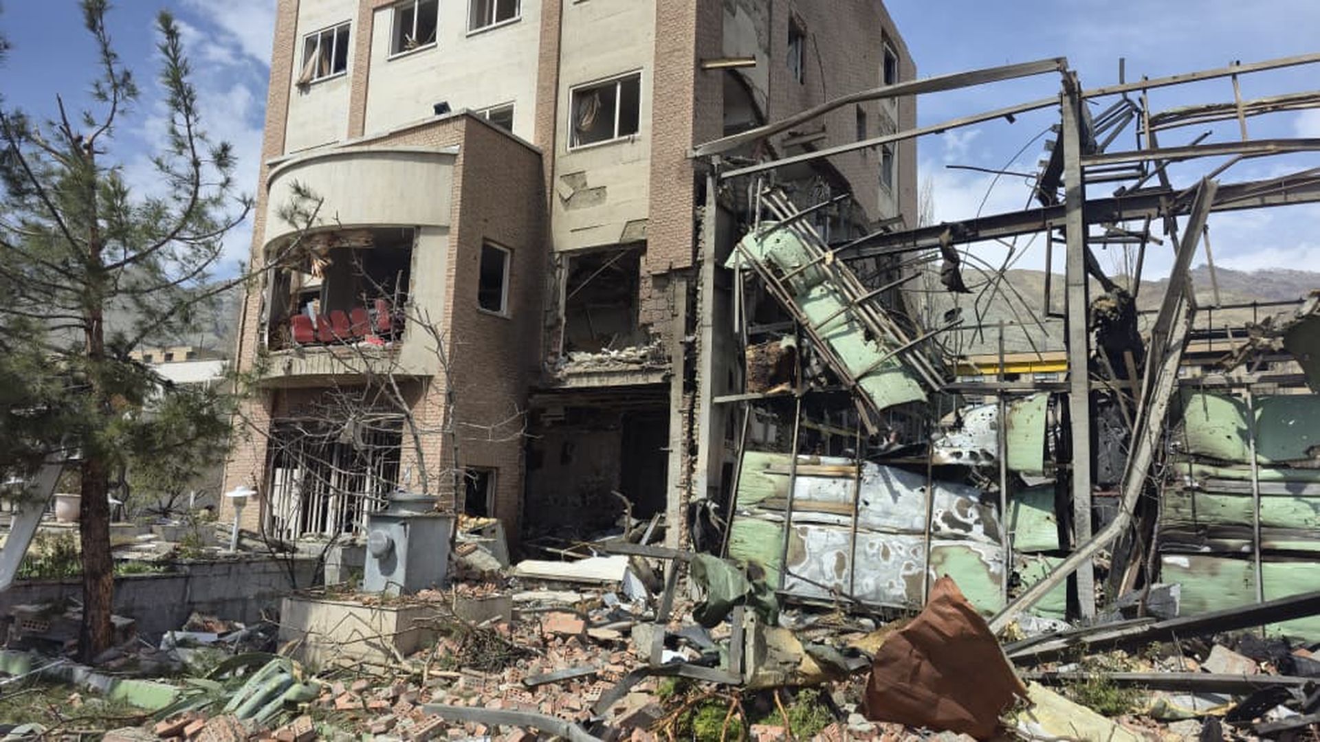 Centro de Investigación de Láser y Plasma de la Universidad Shahid Beheshti, destruido en ataque israelí-estadounidense Centro de Investigación de Láser y Plasma de la Universidad Shahid Beheshti, destruido en ataque israelí-estadounidense