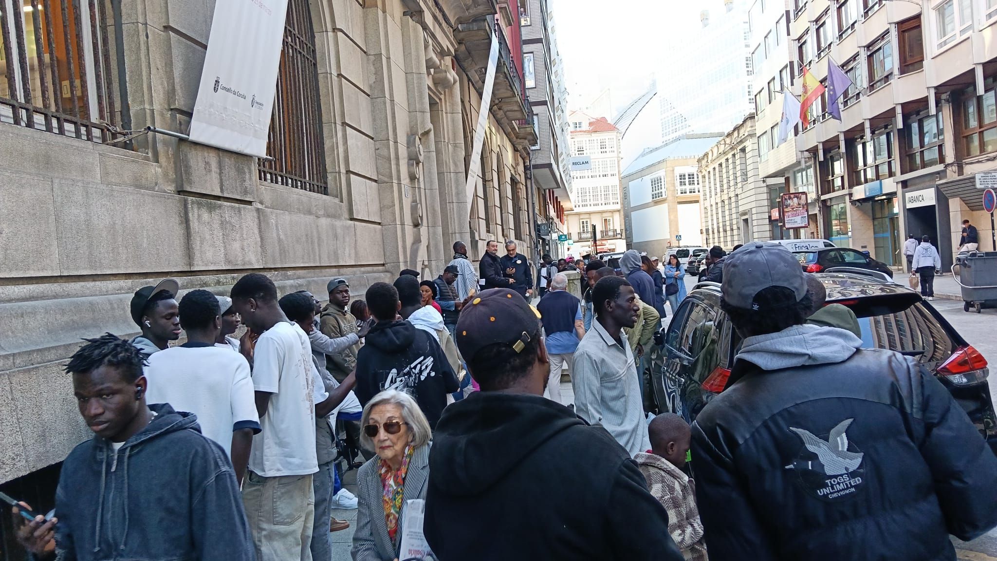 Cientos de senegaleses se han desplazado este lunes hasta A Coruña para ser atendidos en la "embajada itinerante"