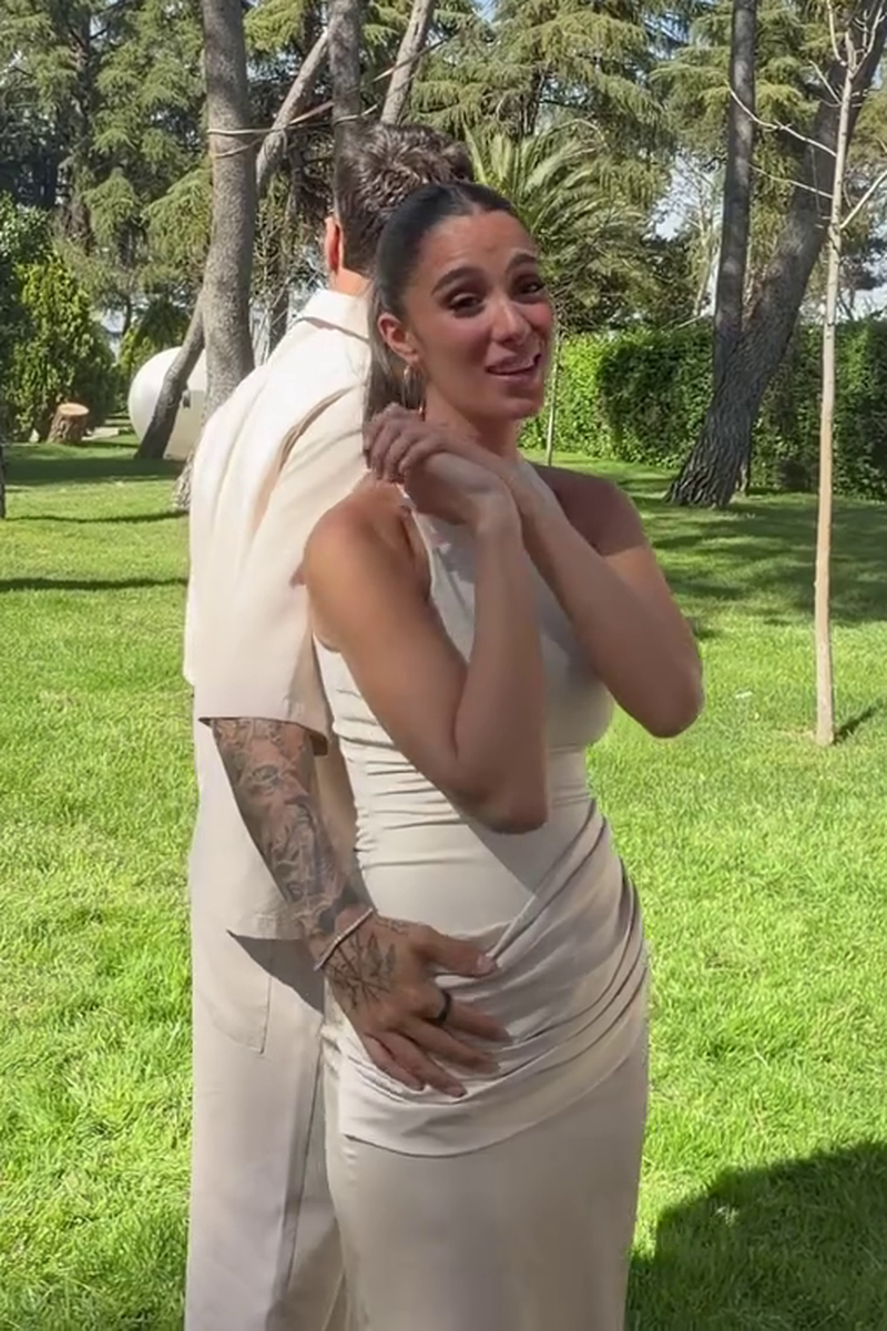 Claudia Martínez y su aplaudido look para la 'gender reveal' de su bebé