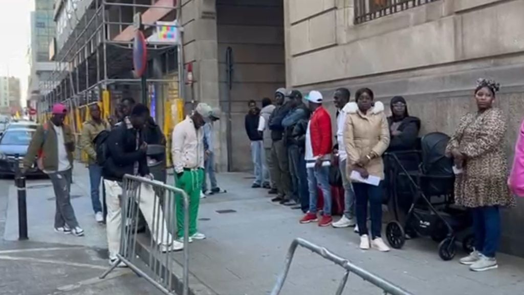 Colas en el consulado de Senegal en A Coruña para tramitar documentación