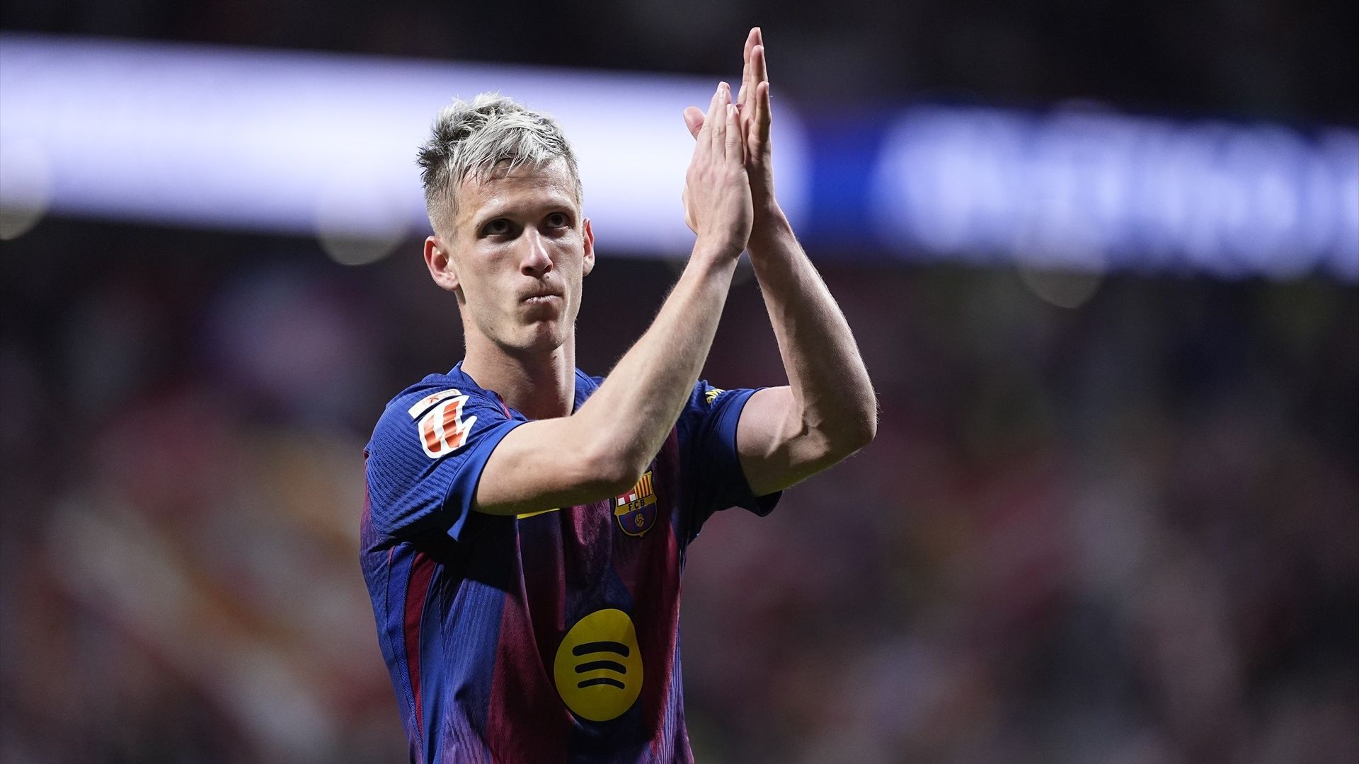 Dani Olmo aplaude en un partido del Barça