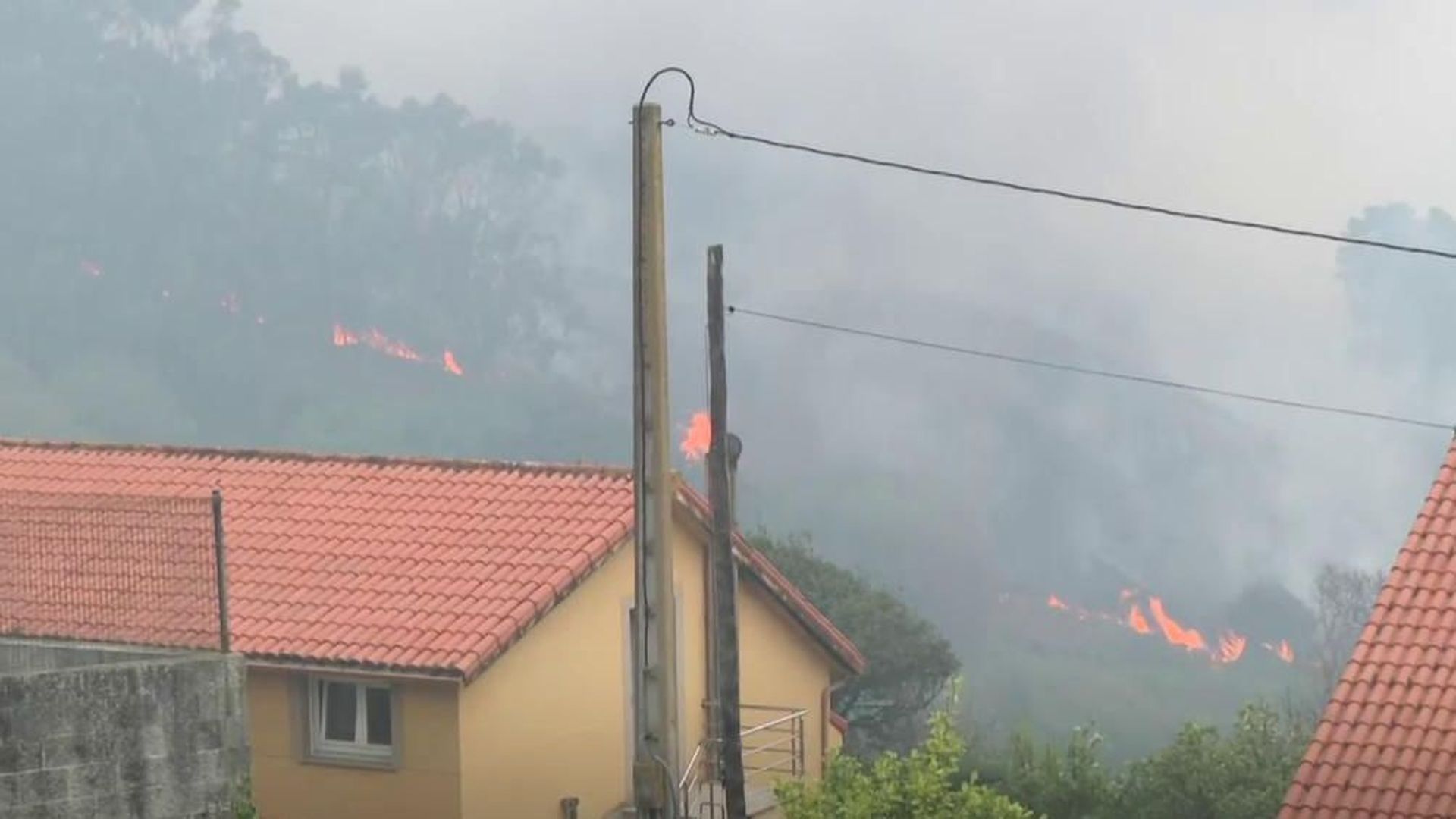 Desalojos por un fuego en A Coruña y riesgo para viviendas en otro incendio en Pontevedra