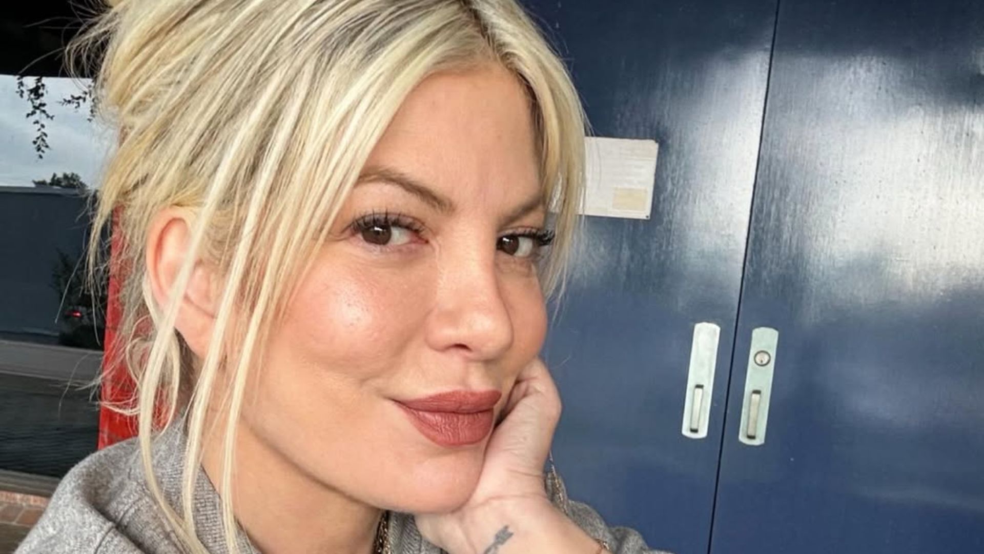 El coche de Tori Spelling fue embestido por otro vehículo que se saltó un semáforo en rojo