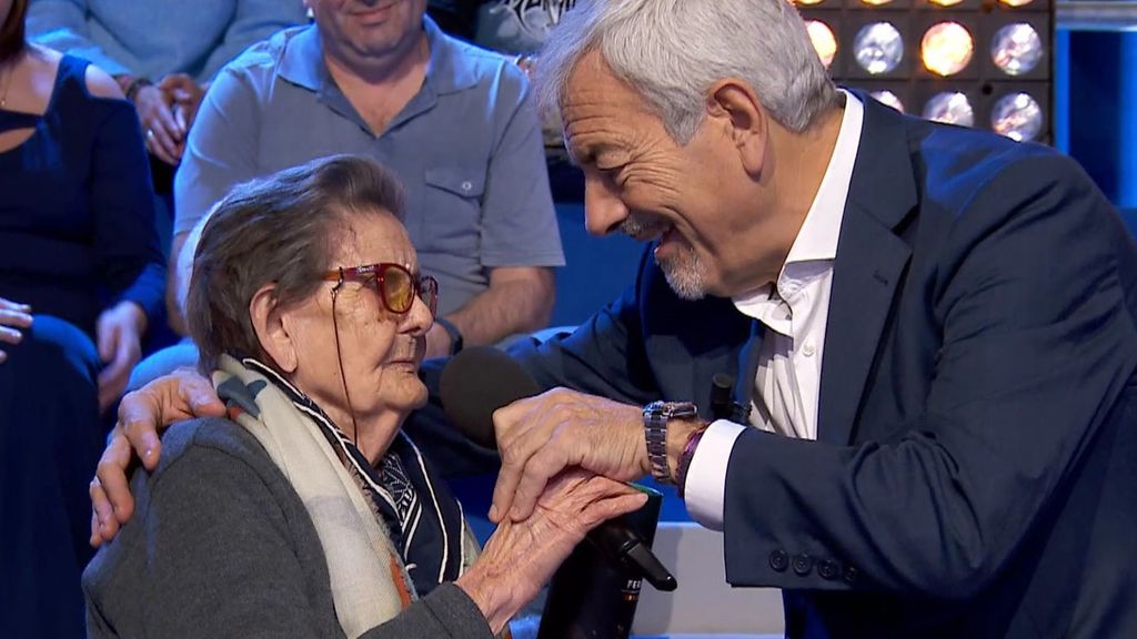 El tierno momento de Carlos Sobera con una mujer del público de 98 años: ''Estás perfecta''