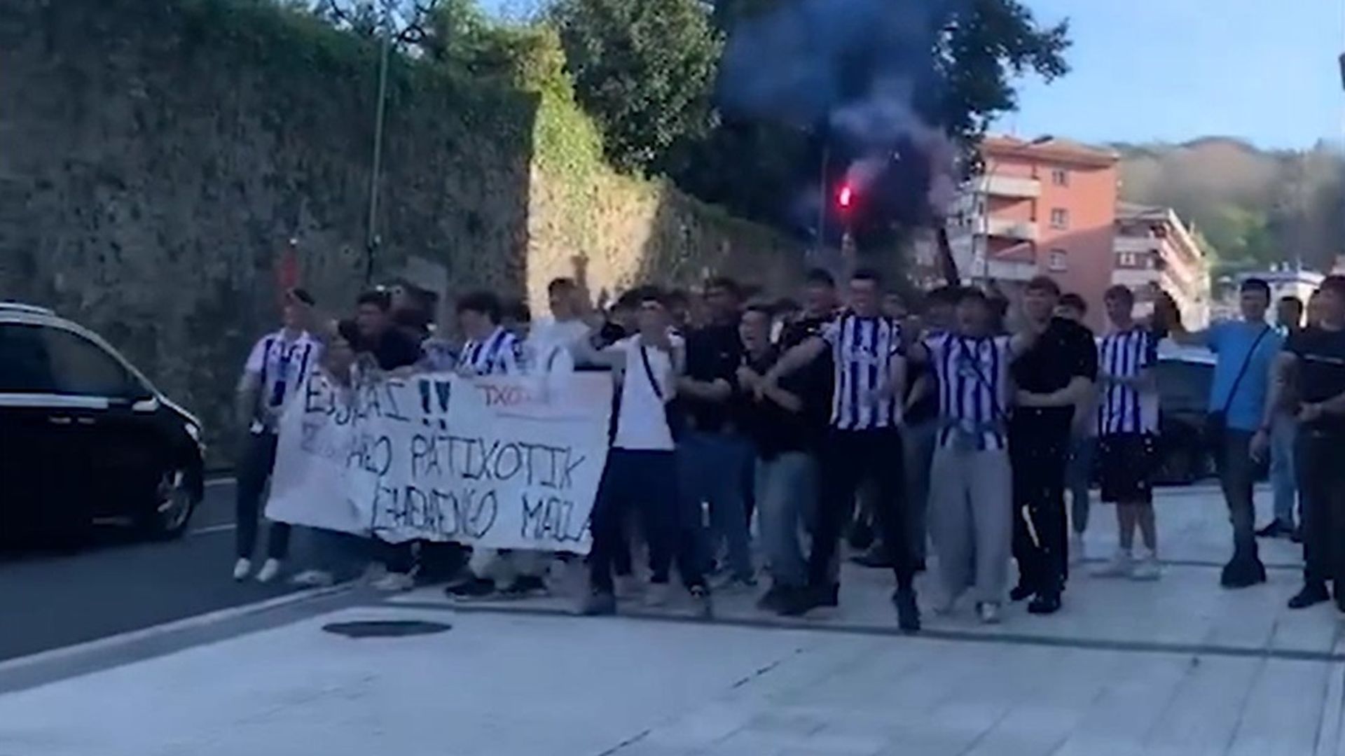 El recibimiento a Ibai Aguirre tras debutar con la Real Sociedad.