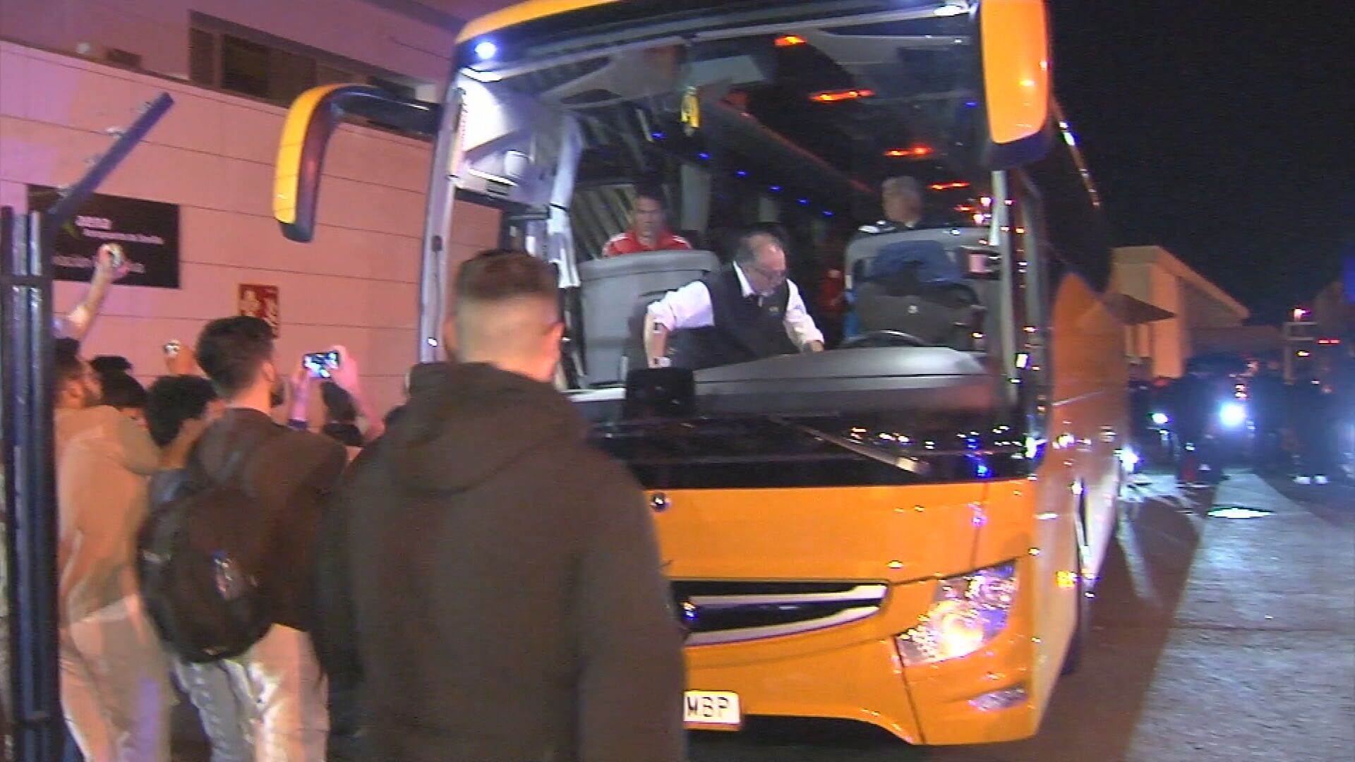 El recibimiento al Sevilla en el aeropuerto tras perder en Oviedo