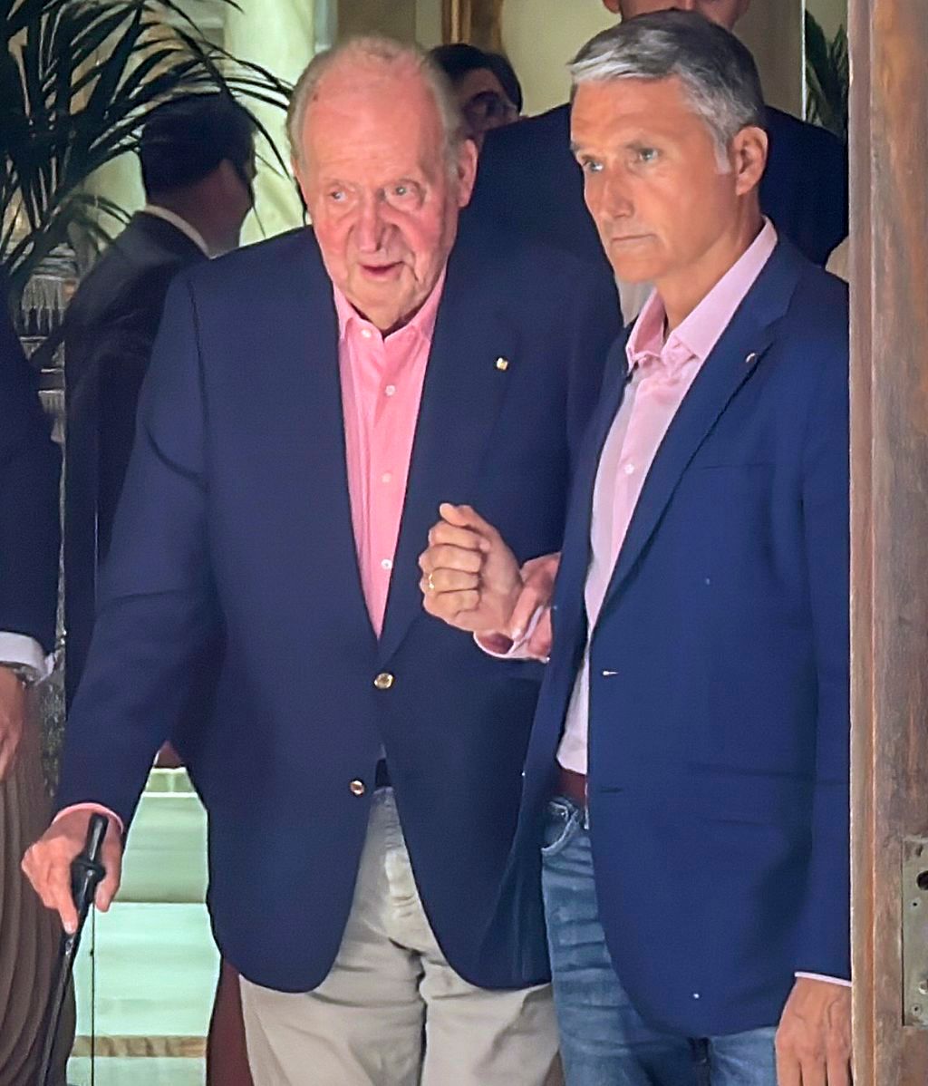 El rey Juan Carlos, este pasado domingo, 5 de abril, en Sevilla, junto a Cabello