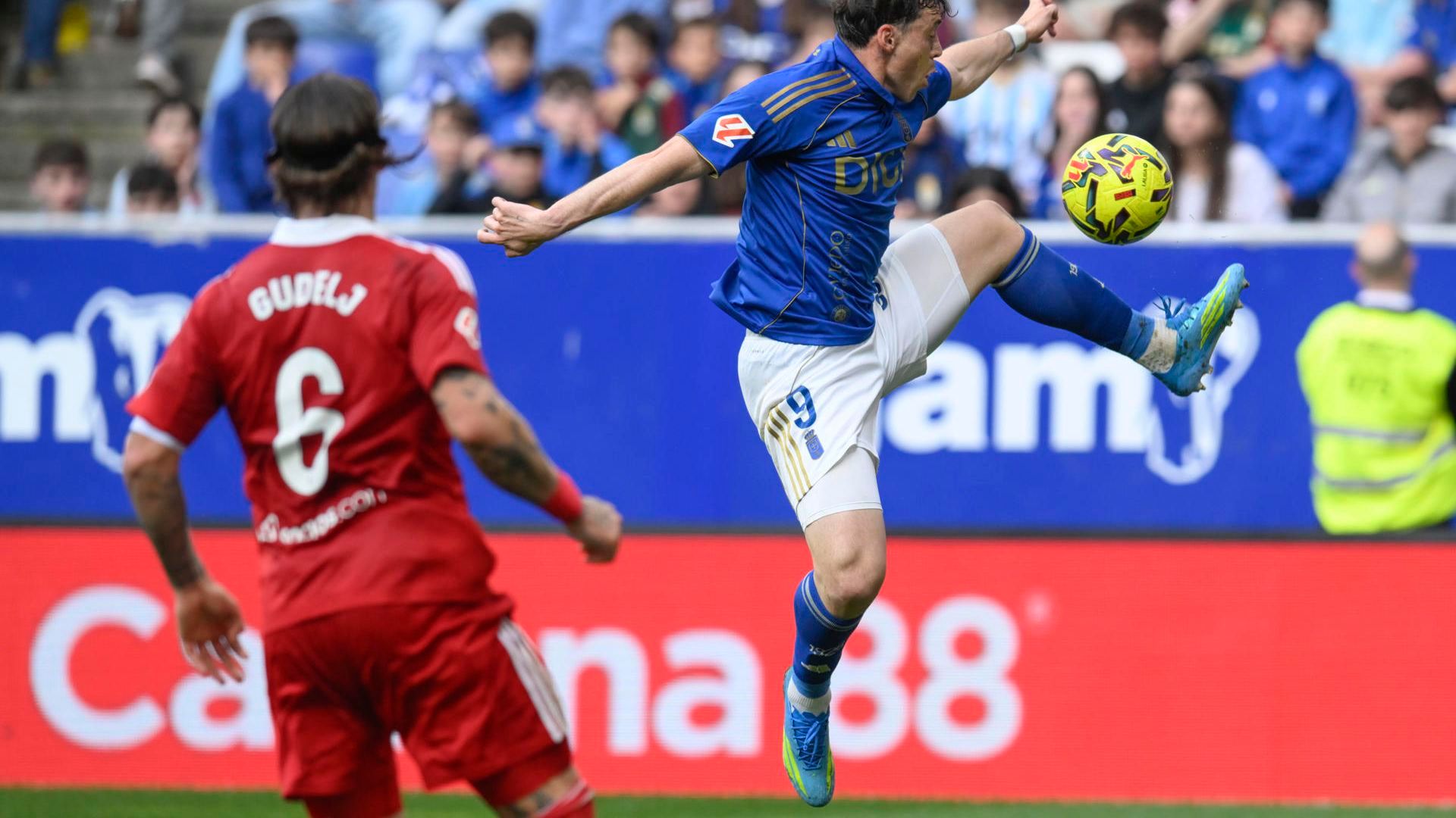 Fede Viñas, en una jugada del Oviedo-Sevilla Fede Viñas, en una jugada del Oviedo-Sevilla