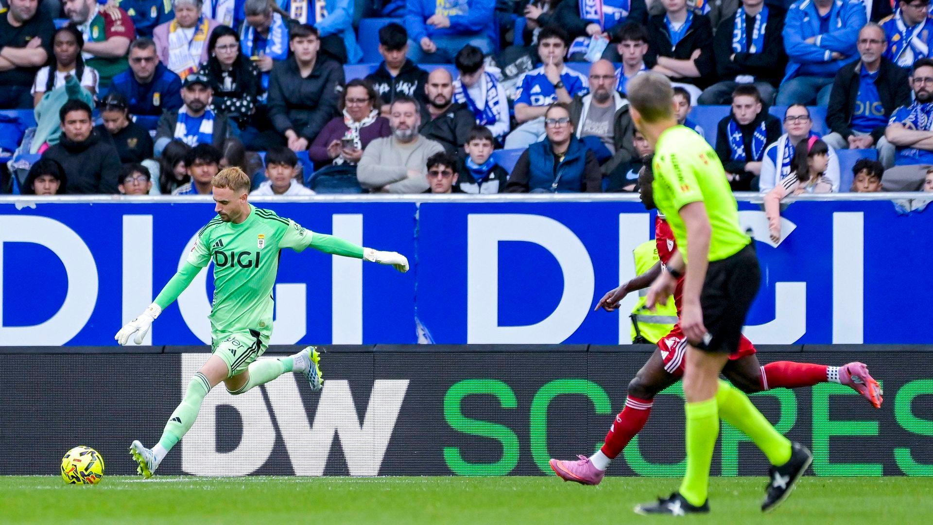 Hernández Hernández, en el Oviedo-Sevilla