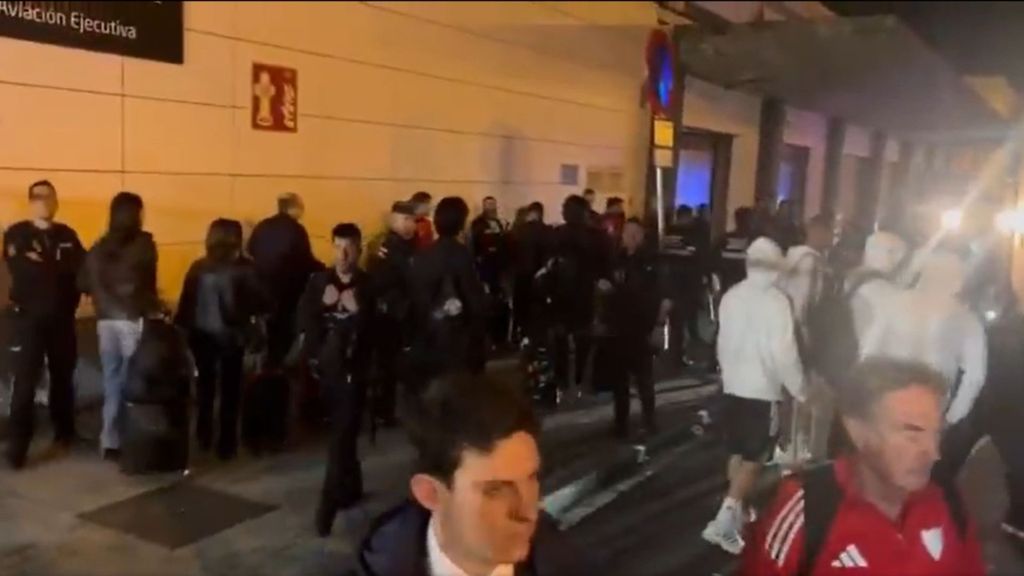 Insultos a los jugadores del Sevilla y amenazas a Del Nido Carrasco en el aeropuerto