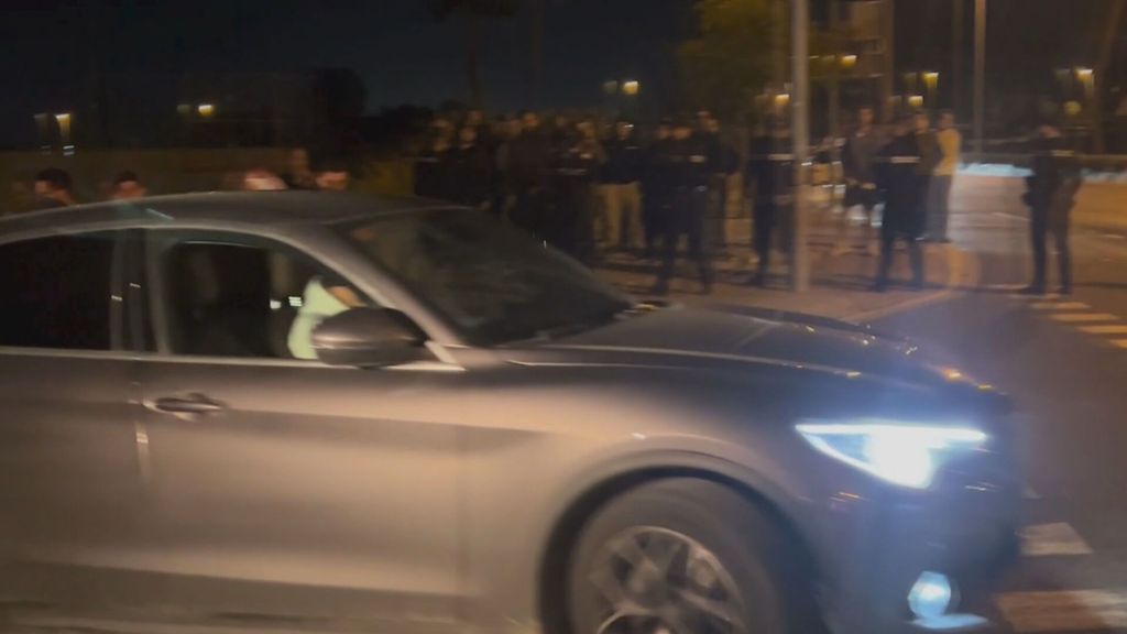 Insultos a los jugadores del Sevilla a su salida de la Ciudad Deportiva