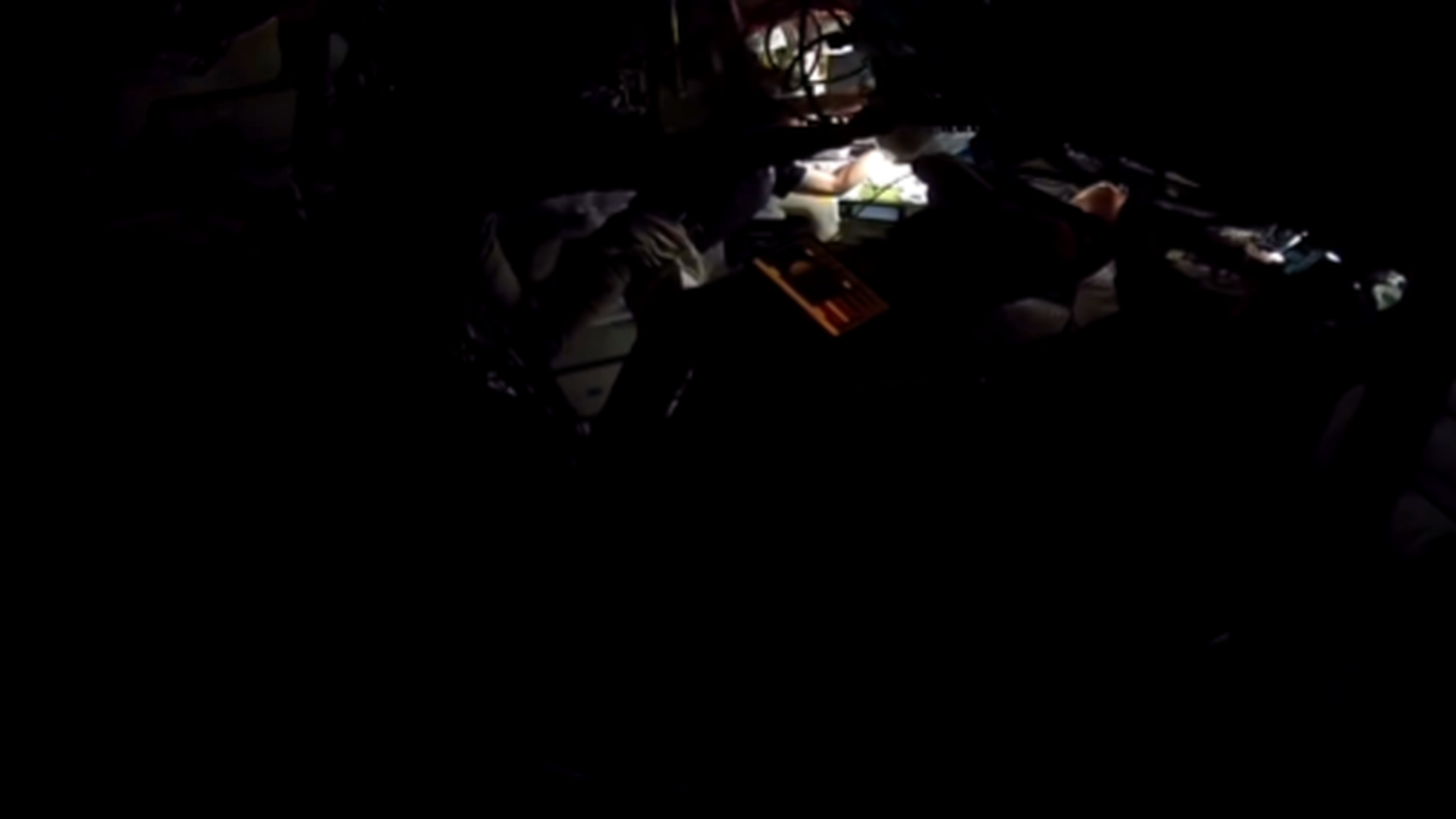 La nave, completamente a oscuras para poder sacar las mejores fotografías de la Luna