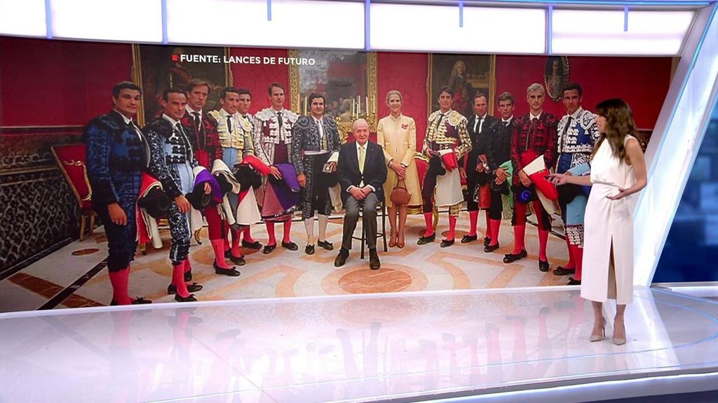 La visita fugaz de Juan Carlos I a España: su insólita imagen rodeado de toreros, su baño de masas y una promesa de vuelta