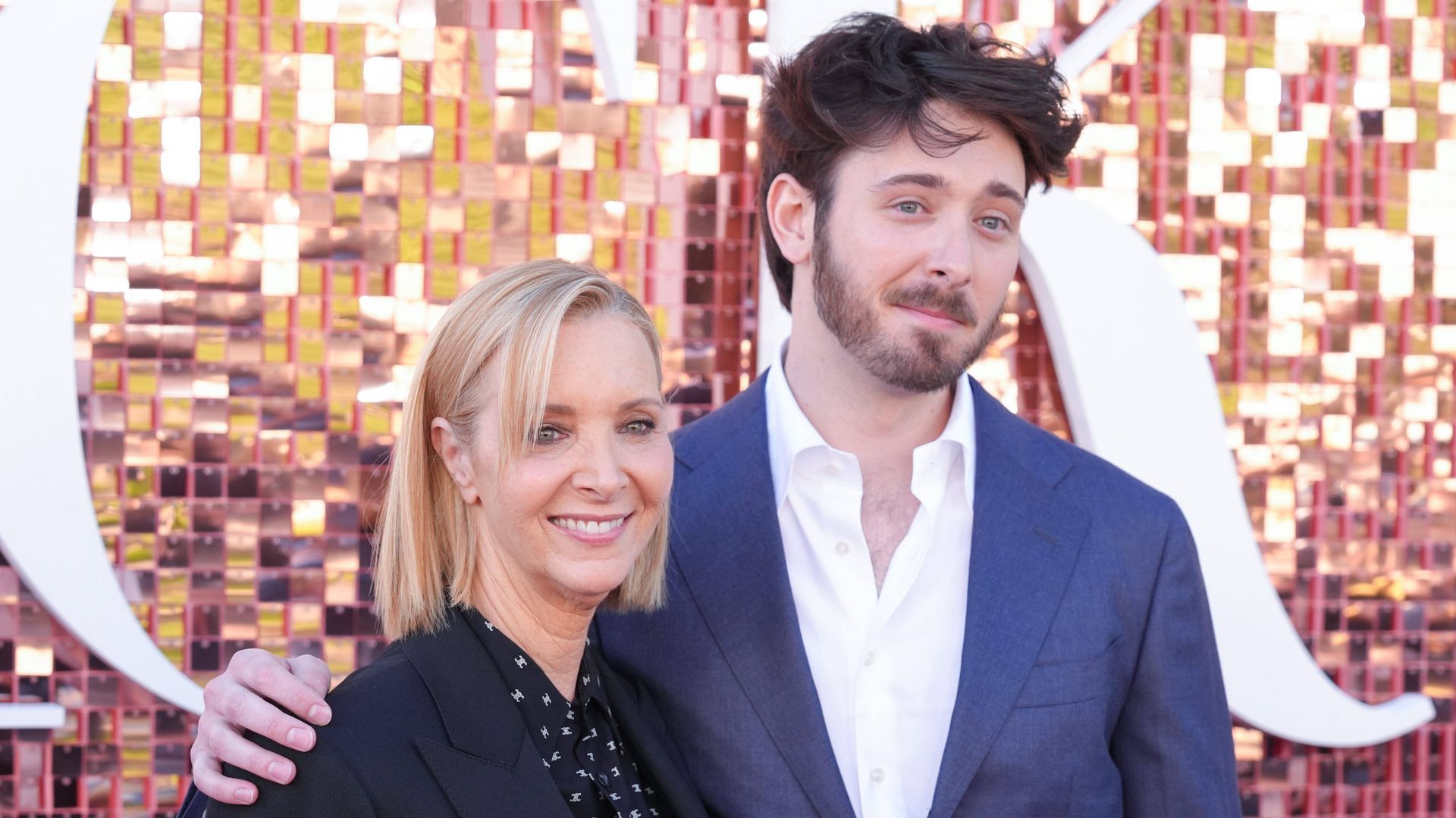 Lisa Kudrow y su hijo en el 'photocall' de la serie
