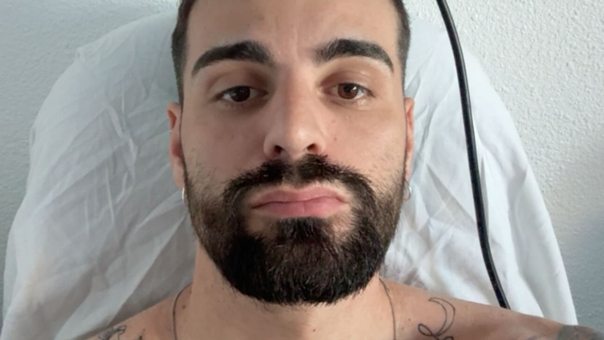 Lorenzo, de 'La isla de las tentaciones', durante su ingreso hospitalario