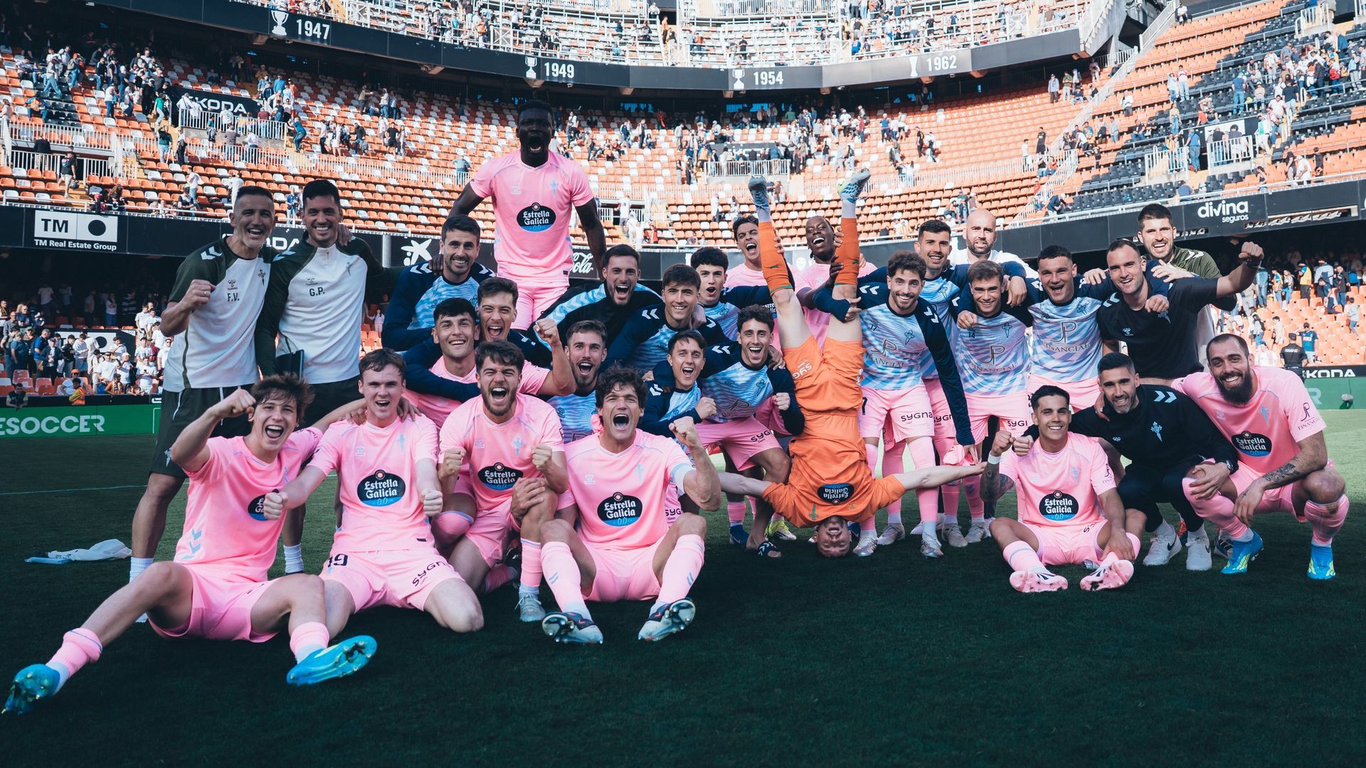 Los jugadores del Celta celebran su victoria en Mestalla