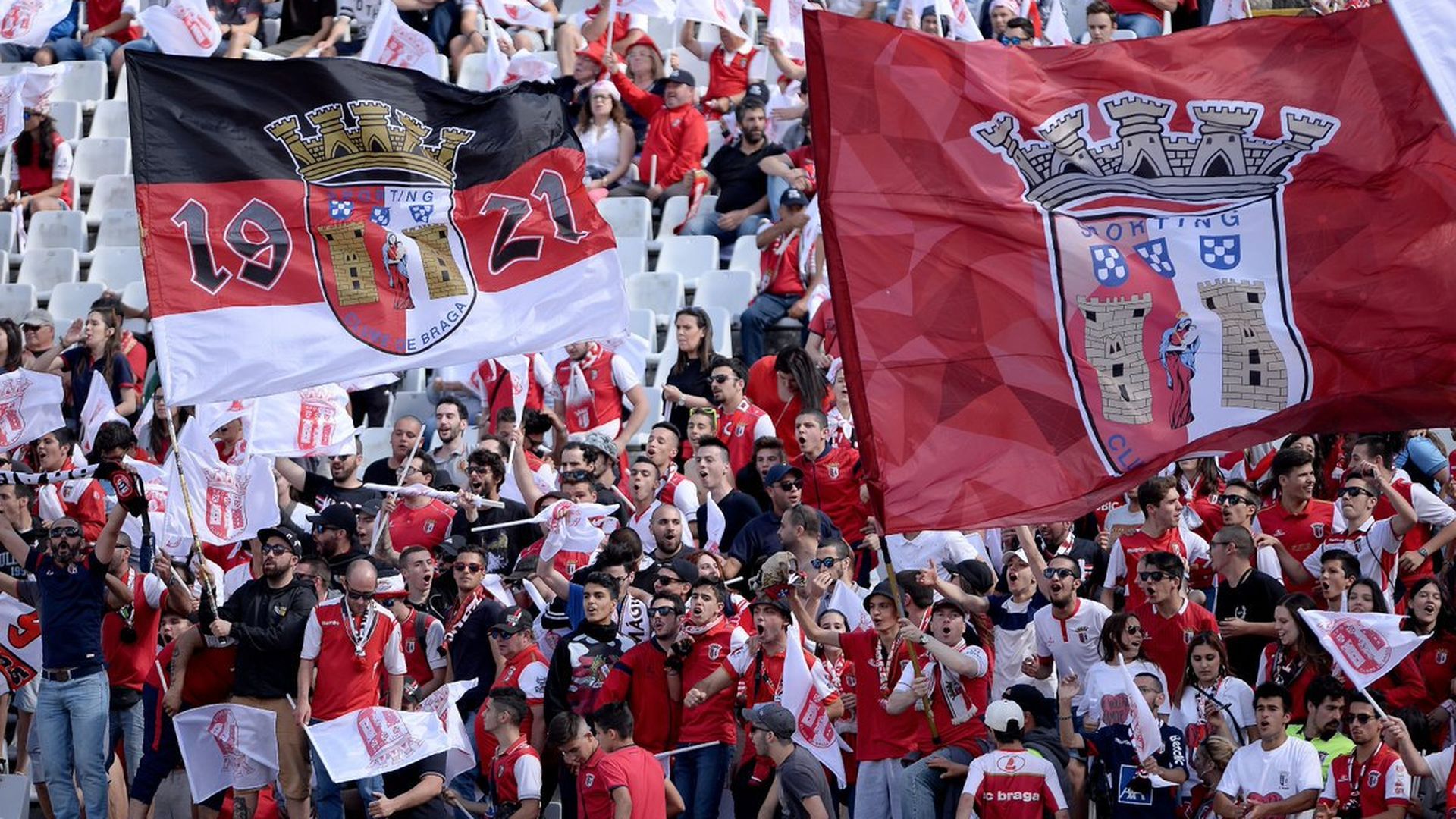 Los ultras del Braga, durante un partido