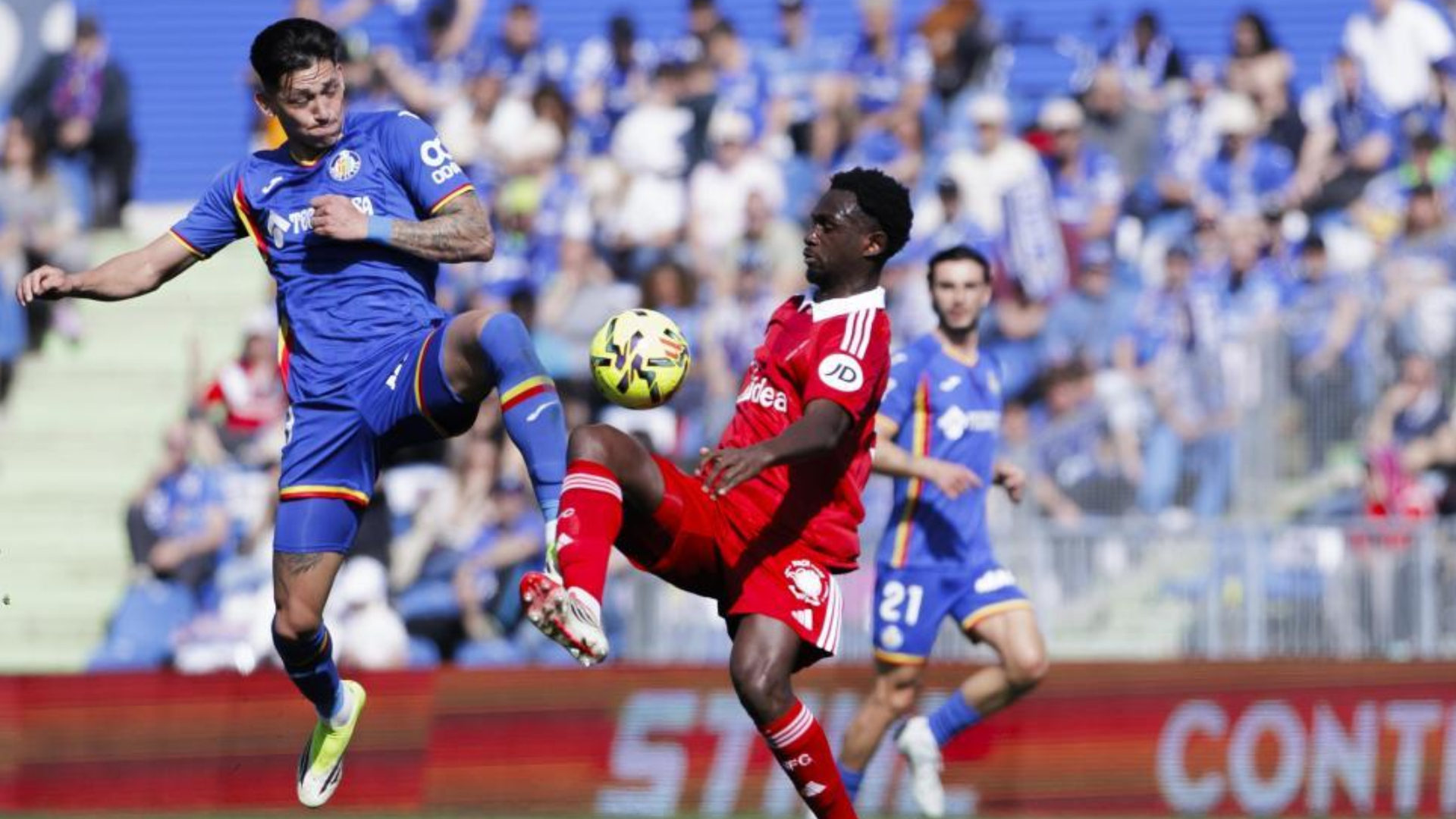 Luis Vázquez y Nianzou pugnan por un balón en el Getafe-Sevilla