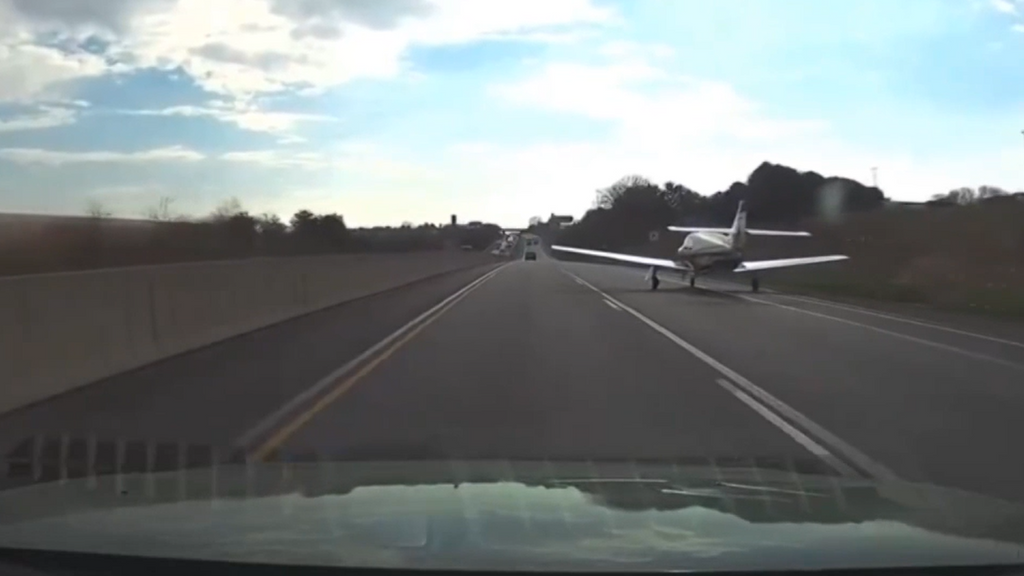 Momento en el que una avioneta aterriza de emergencia en Pensilvania, Estados Unidos