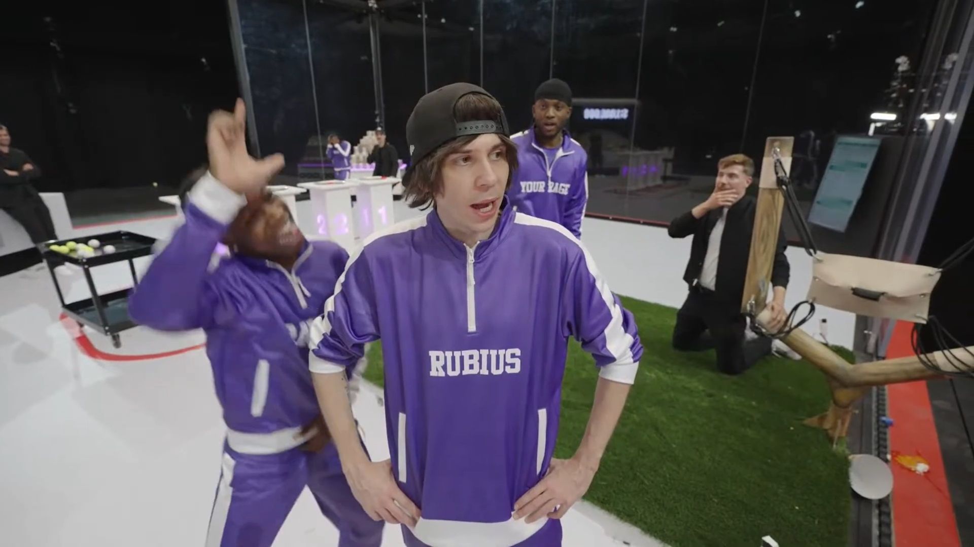 Rubius mientras MrBeast le hacía un gesto grosero durante la eliminación del concurso de MrBeast