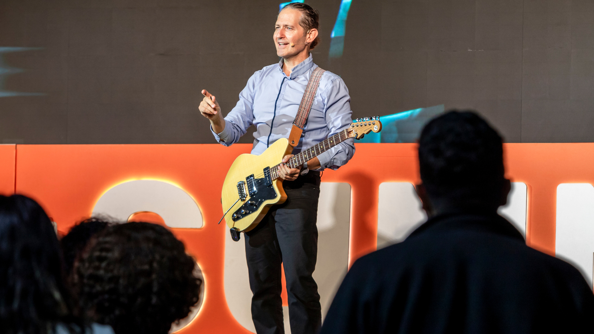 Salva López, con su guitarra sobre el escenario