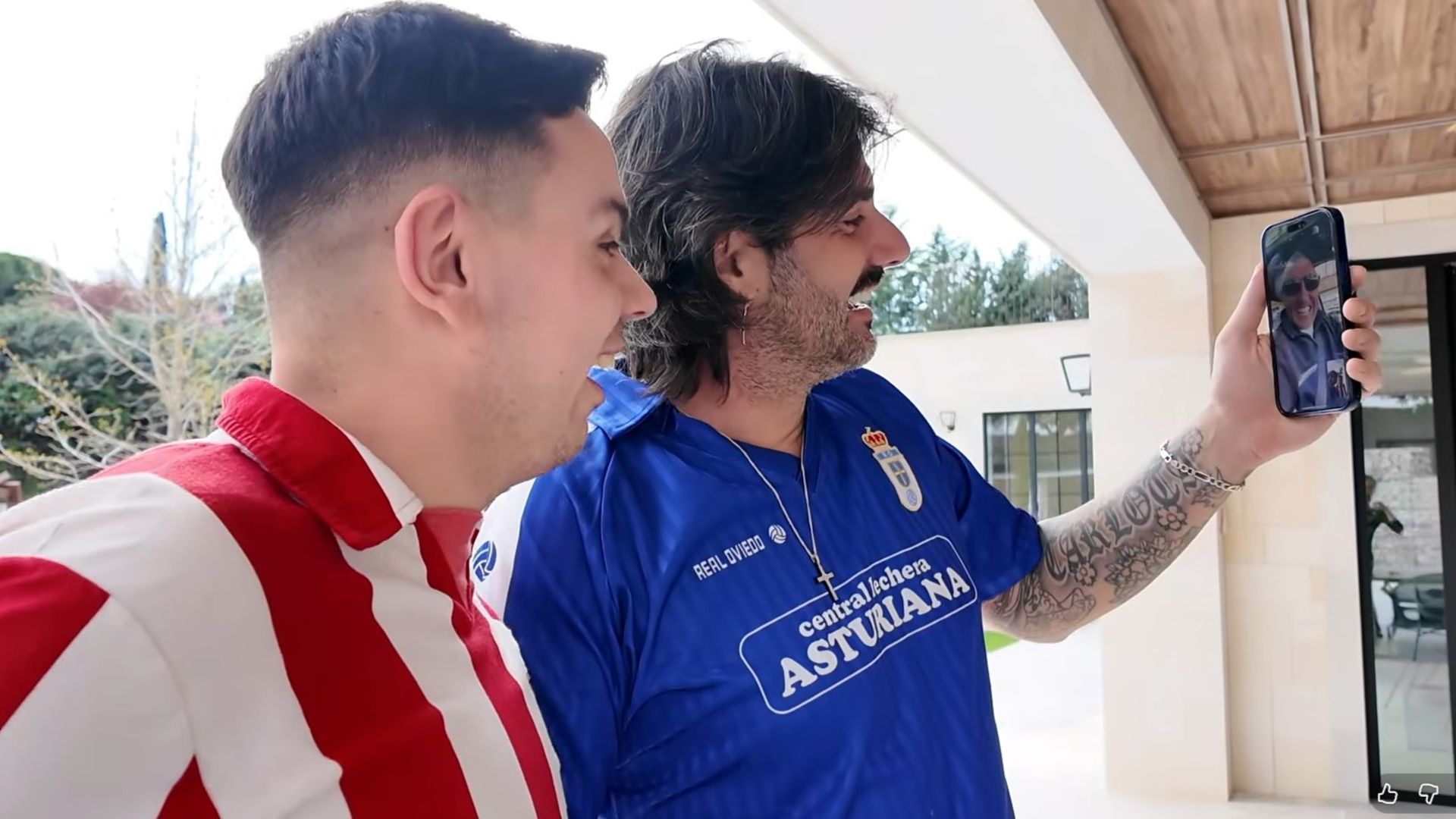 Senén Morán, con Melendi y Santi Cazorla al teléfono