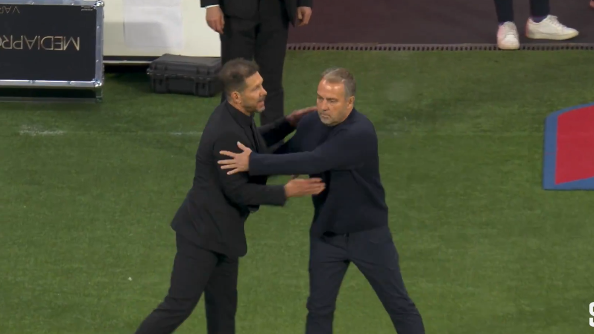Simeone y Hansi Flick se saludan tras el Atlético-Barcelona
