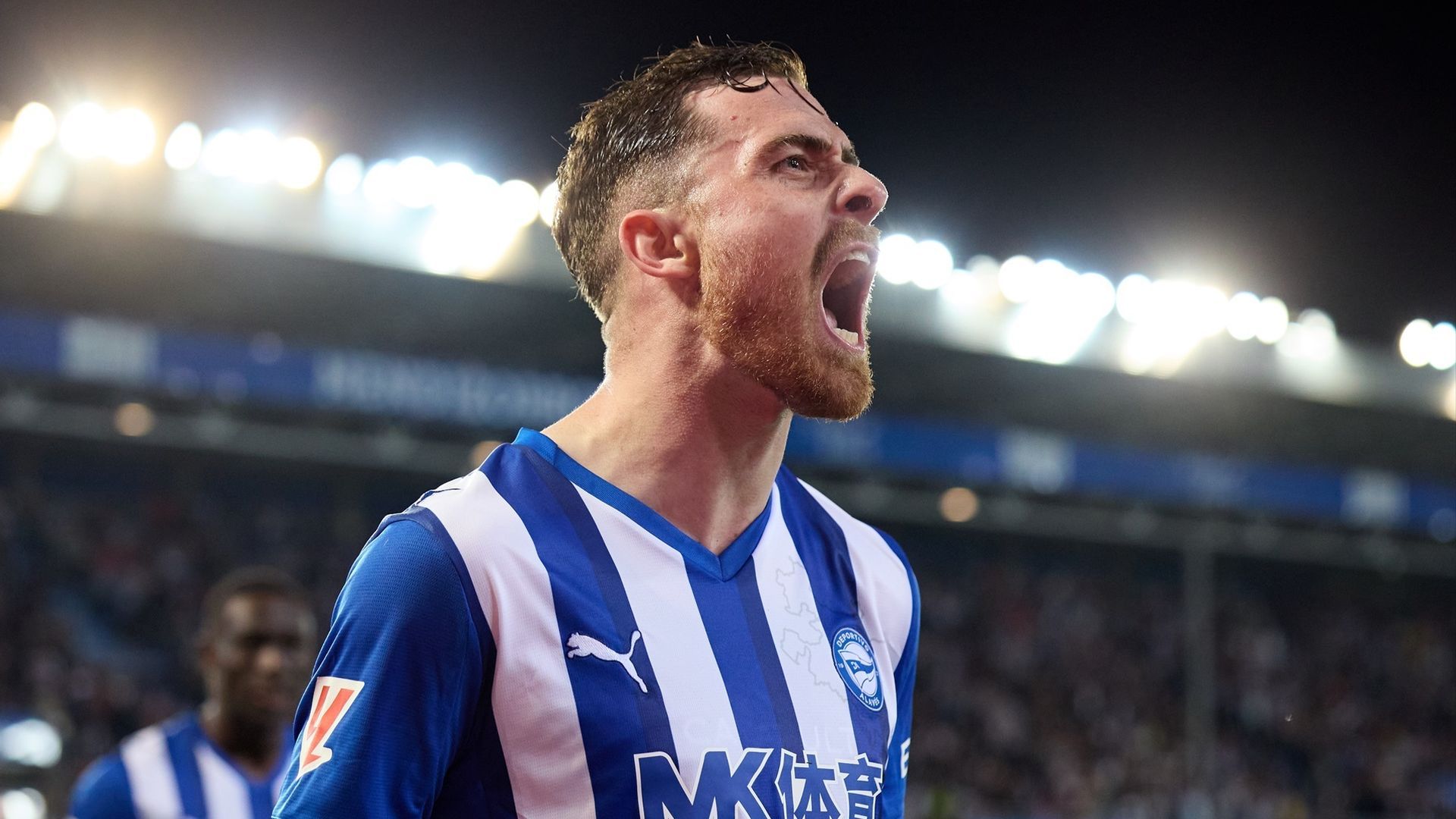 Toni Martínez celebrando un gol durante un partido del Deportivo Alavés esta temporada