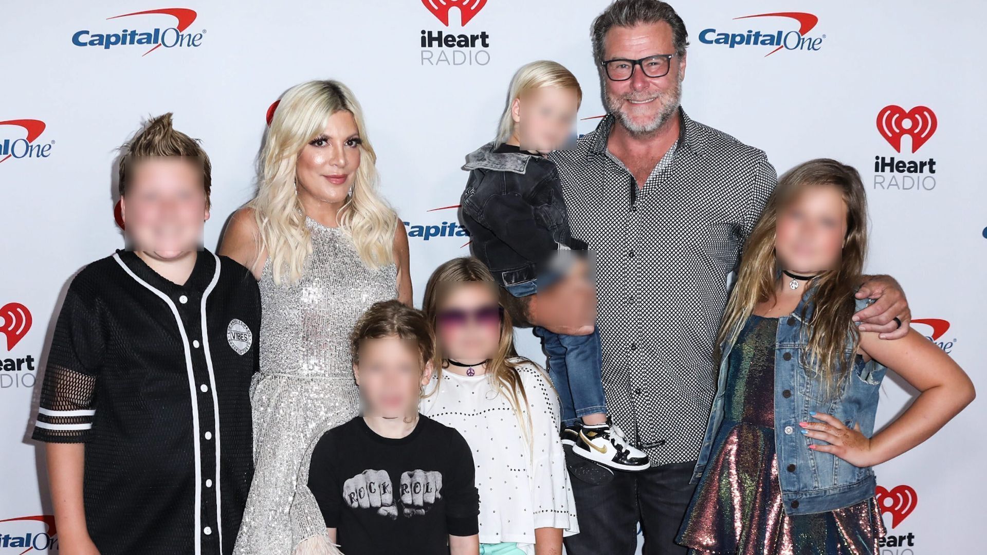 Tori Spelling, en una foto de archivo junto a sus cinco hijos