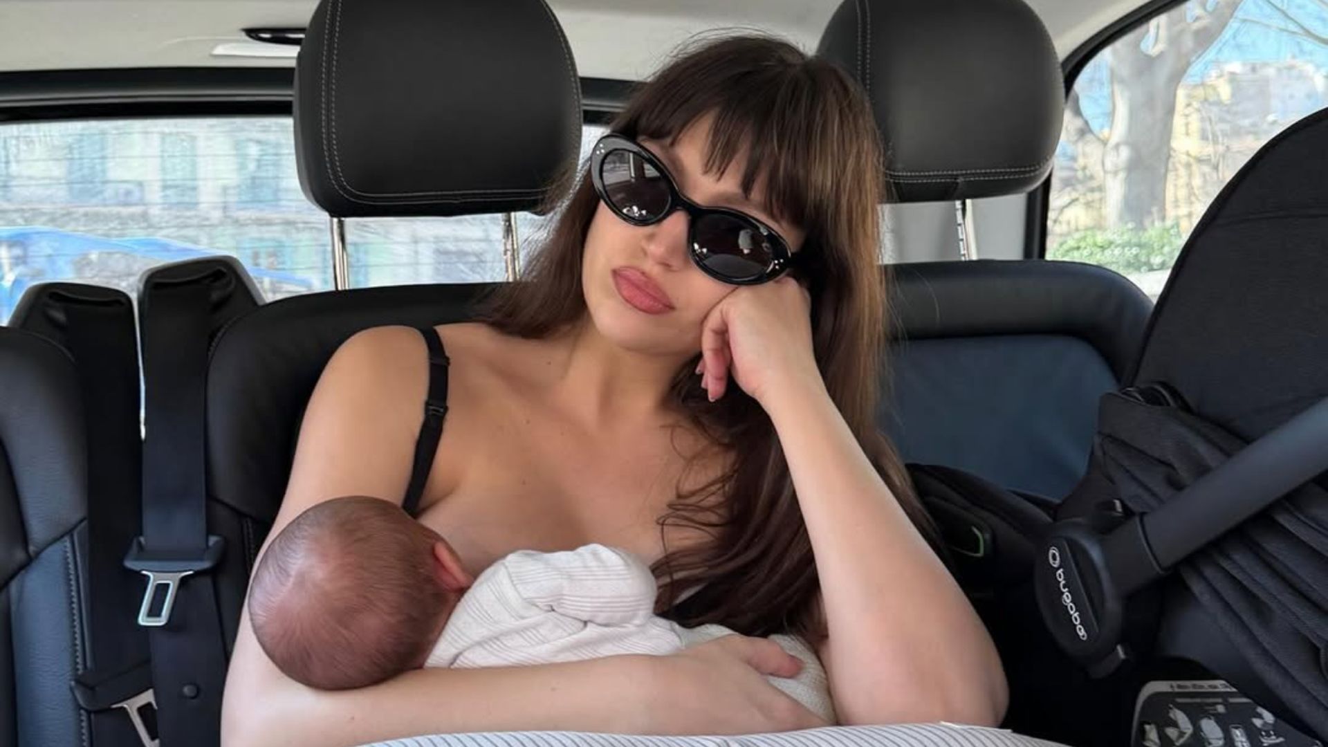 Úrsula Corberó da de mamar a su hijo Dante