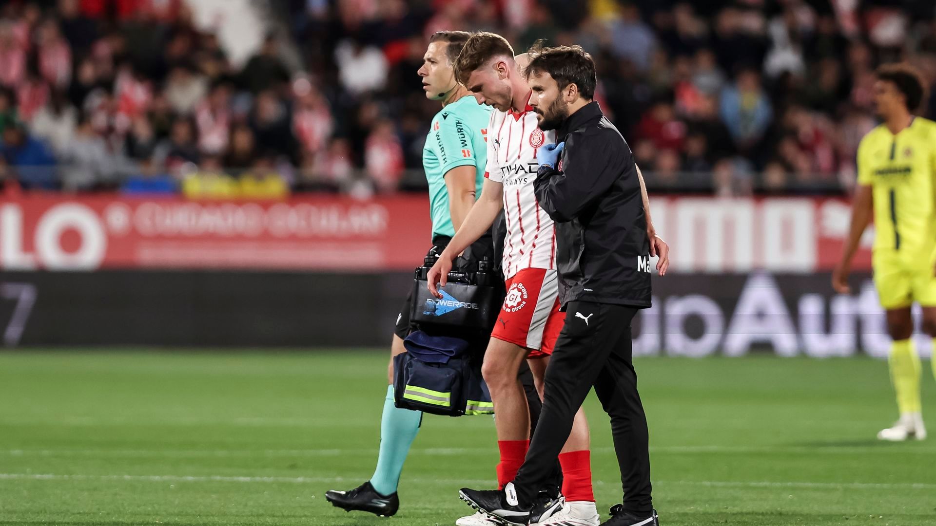 Vanat retirándose lesionado con el Girona