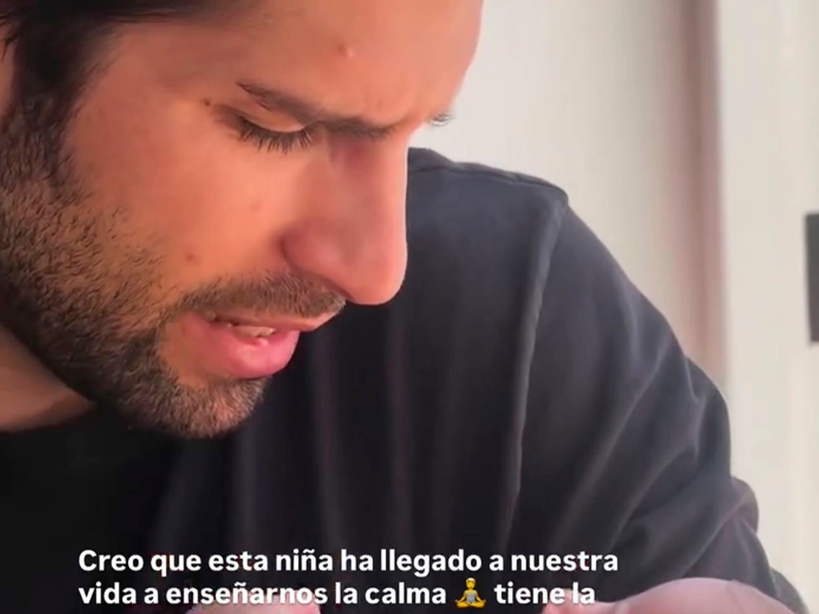 Xavi Cortés intentado darle el biberón a su hija