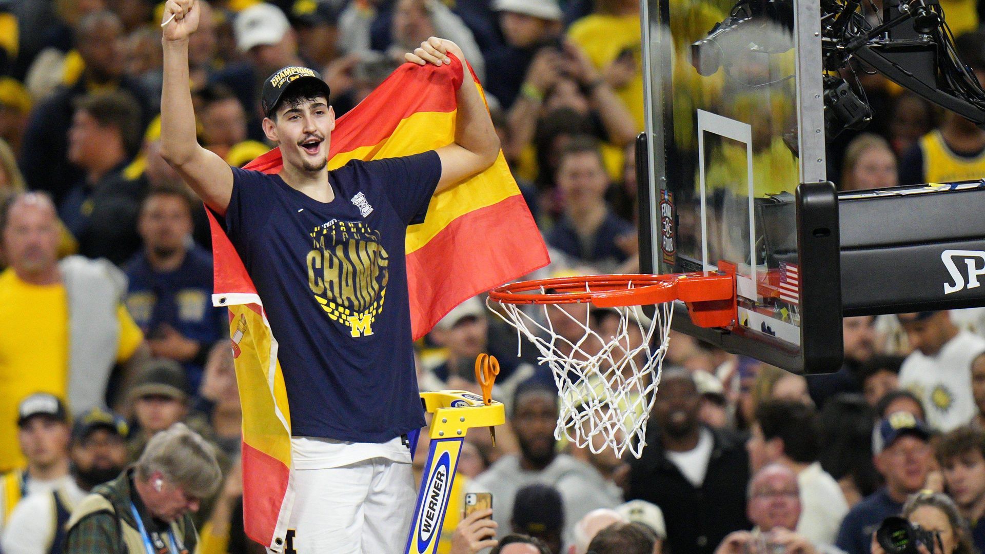 Aday Mara, en un partido de los Michigan Wolverines