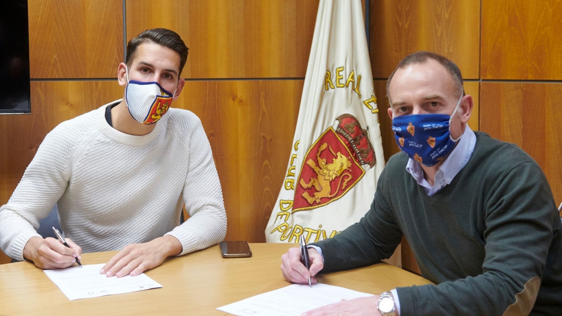 Álex Alegría firmando su contrato blanquillo