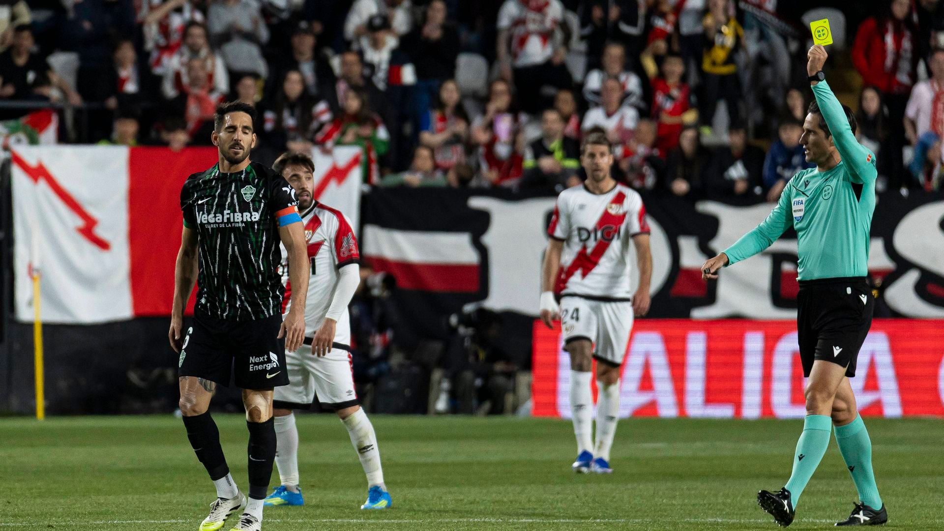 Bigas viendo la tarjeta amarilla por Munuera Montero