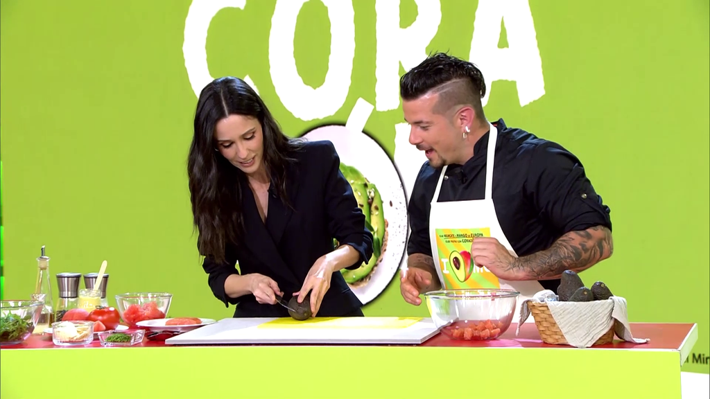 Carlos Maldonado y Alba Lago cocinan tartar de aguacate, tomate y salmón ahumado: la receta, paso a paso