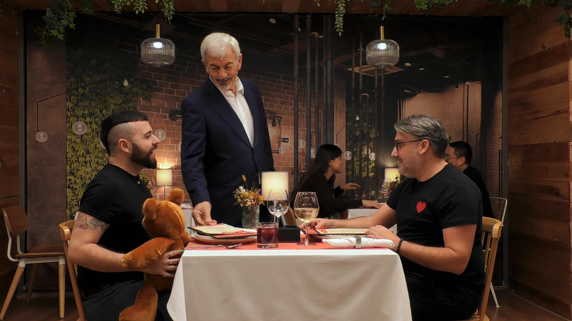 Vio a Raúl en ‘First Dates’, sintió un flechazo… y ¡decide sorprenderle con una cita en el restaurante!: "No me lo esperaba"