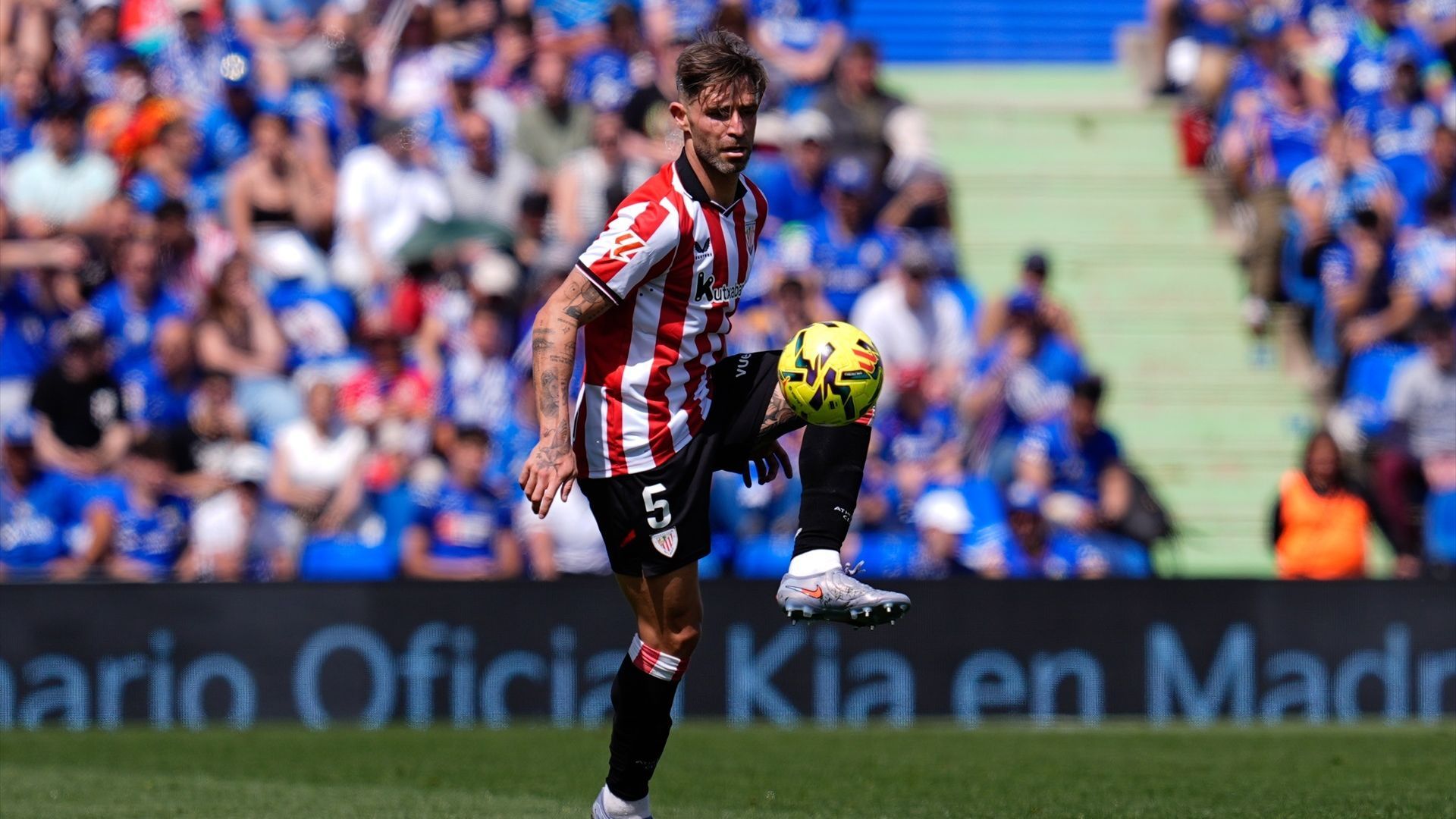 Control de Yeray Álvarez ante el Getafe en el Coliseum